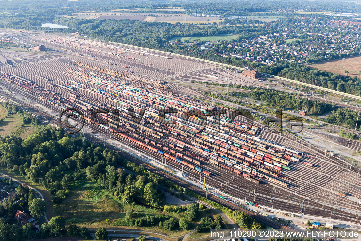 Vue oblique de Lignes de chemin de fer et de voies sur les voies d'évitement et les voies de manœuvre de la gare de triage et de fret de Maschen de la Deutsche Bahn dans le quartier de Maschen à Seevetal dans le département Basse-Saxe, Allemagne