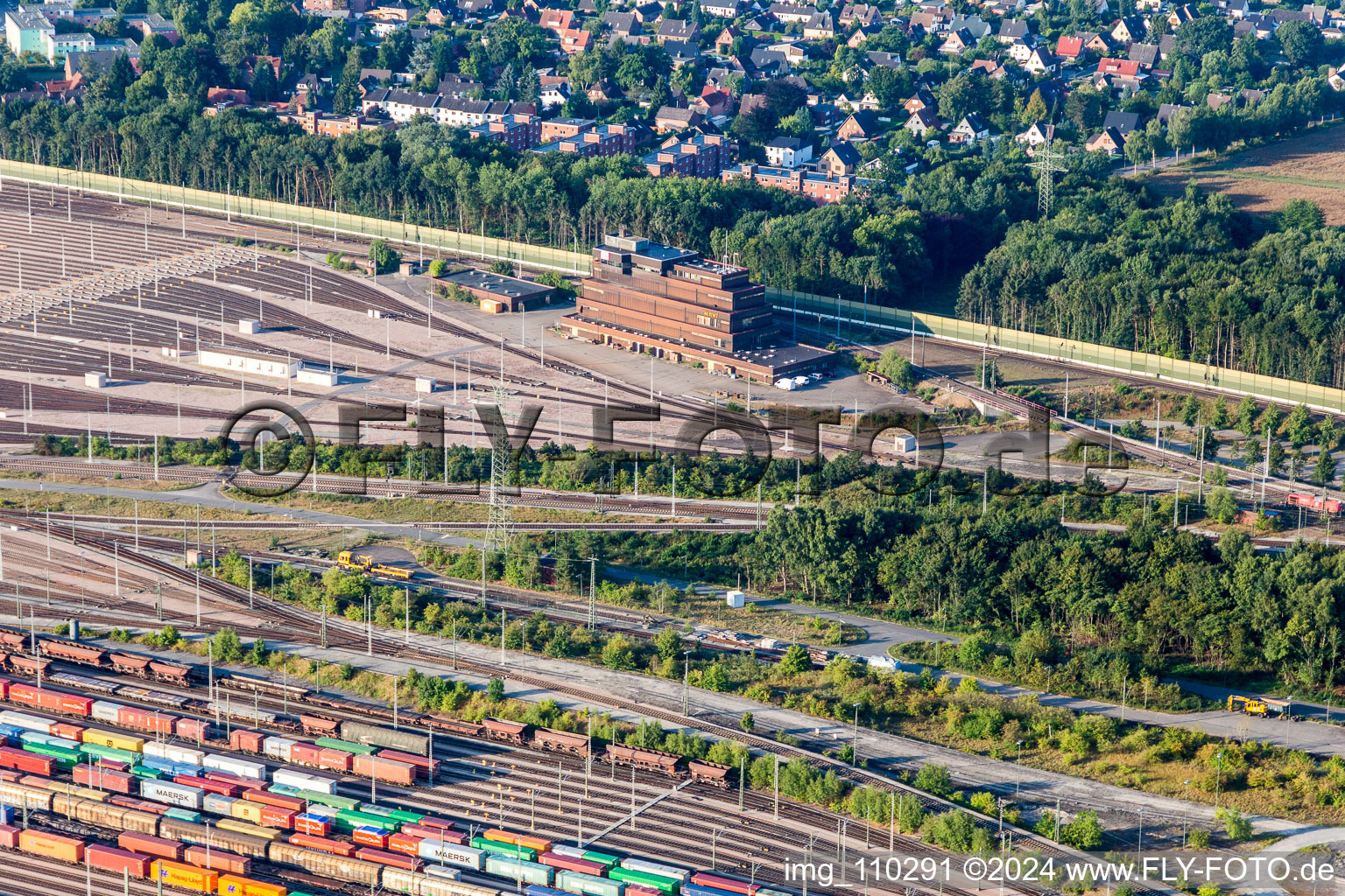 Lignes ferroviaires et voies sur les voies d'évitement et les voies de manœuvre de la gare de triage et de fret de la Deutsche Bahn Maschen dans le quartier Maschen à Seevetal à Maschen dans le département Basse-Saxe, Allemagne d'en haut
