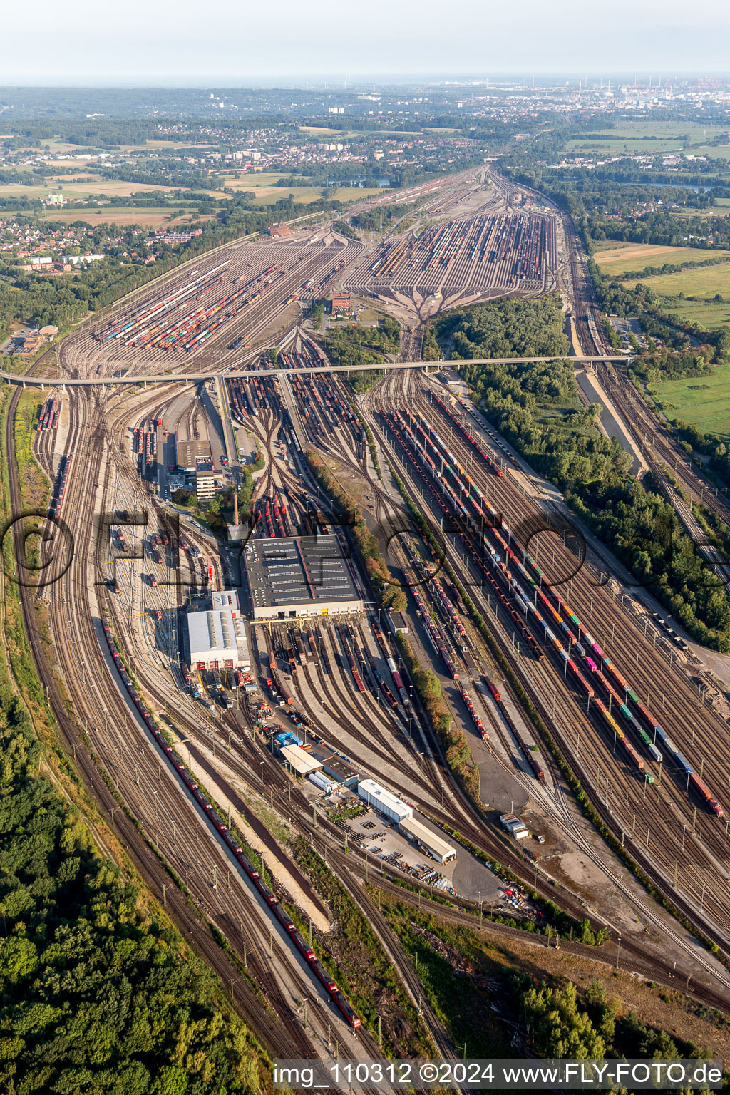 Vue aérienne de Lignes ferroviaires et voies sur les voies d'évitement et les voies de manœuvre de la gare de triage et de fret de la Deutsche Bahn Maschen dans le quartier Maschen à Seevetal à Maschen dans le département Basse-Saxe, Allemagne
