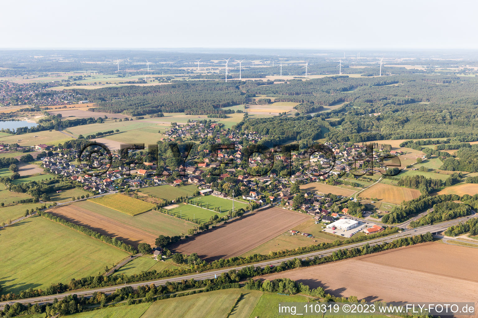 Vue aérienne de Scharmbeck dans le département Basse-Saxe, Allemagne