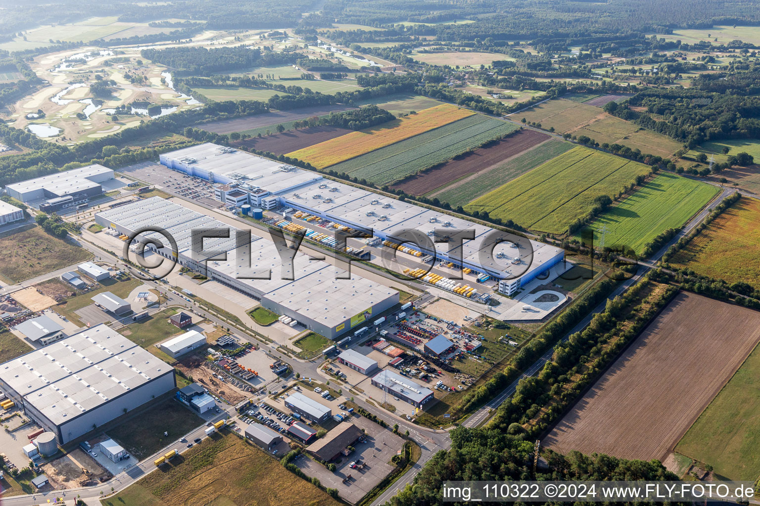 Vue aérienne de Complexe immobilier et terrain du centre logistique Amazon Logistik Winsen GmbH - HAM2 à Winsen (Luhe) dans le département Basse-Saxe, Allemagne