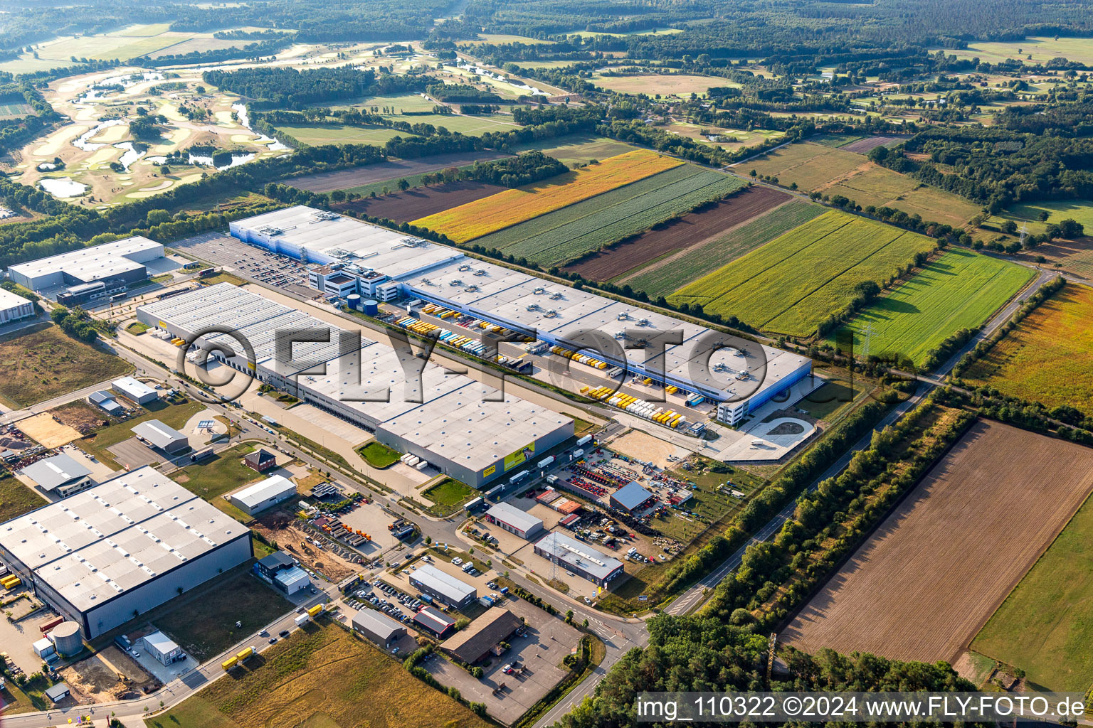 Vue aérienne de Complexe immobilier et terrain du centre logistique Amazon Logistik Winsen GmbH - HAM2 (Luhe) à le quartier Luhdorf in Winsen dans le département Basse-Saxe, Allemagne