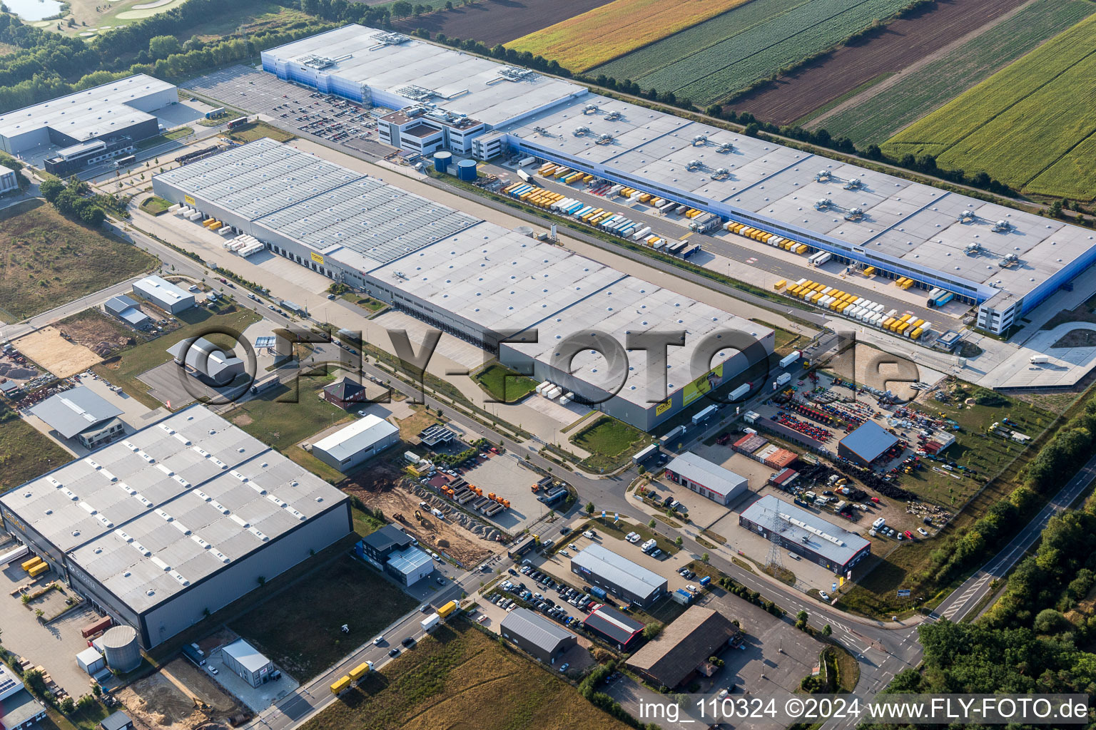 Photographie aérienne de Complexe immobilier et terrain du centre logistique Amazon Logistik Winsen GmbH - HAM2 à Winsen (Luhe) dans le département Basse-Saxe, Allemagne