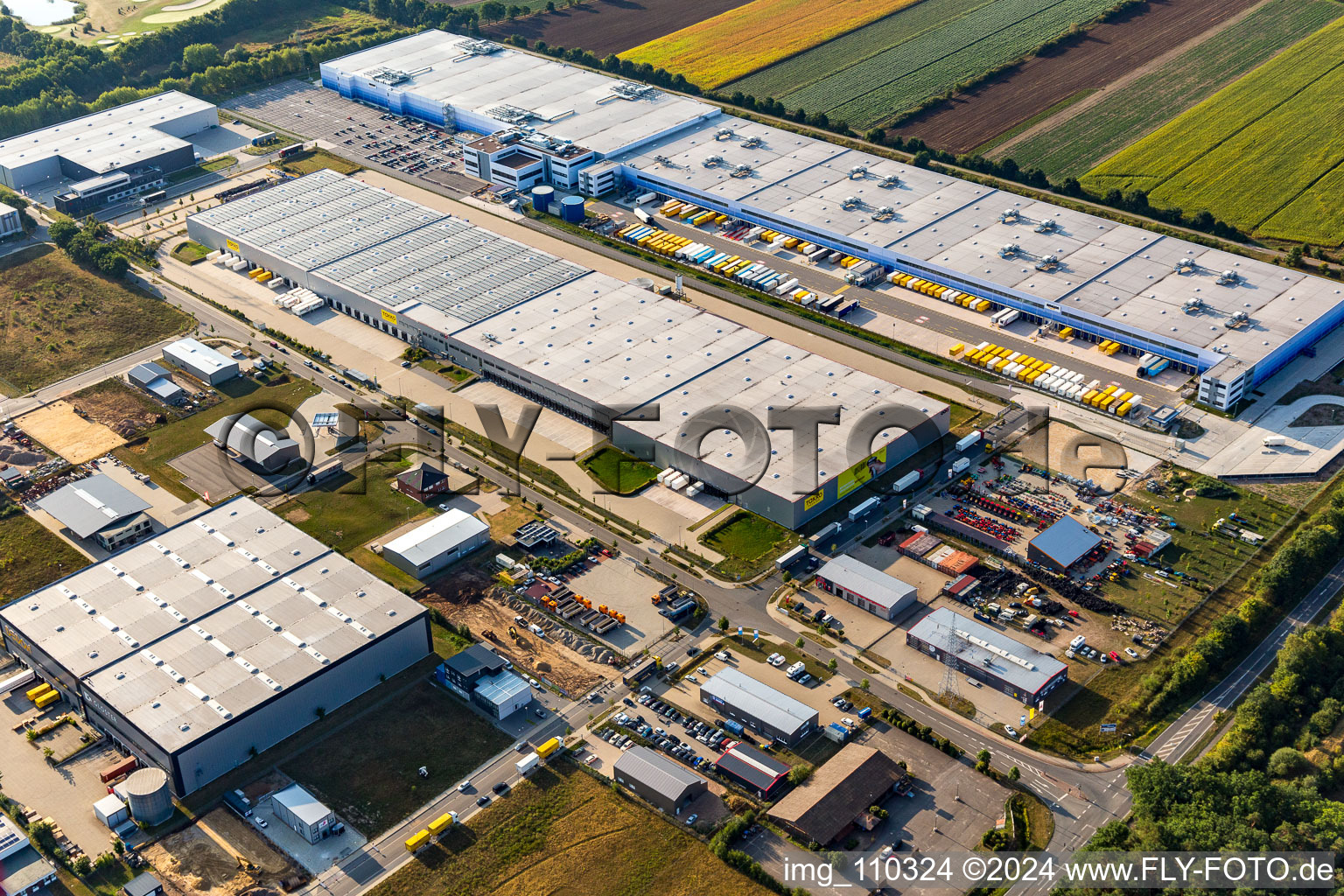 Photographie aérienne de Complexe immobilier et terrain du centre logistique Amazon Logistik Winsen GmbH - HAM2 à Winsen (Luhe) dans le département Basse-Saxe, Allemagne