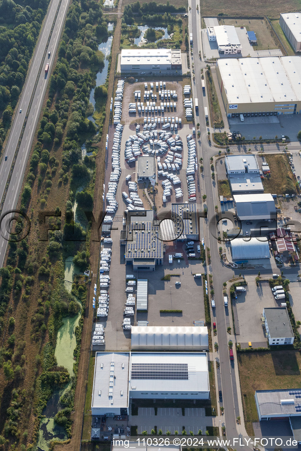 Vue aérienne de Exposition du concessionnaire de camping-cars Freizeit-Center Albrecht GmbH Co. KG à Winsen (Luhe) dans le département Basse-Saxe, Allemagne