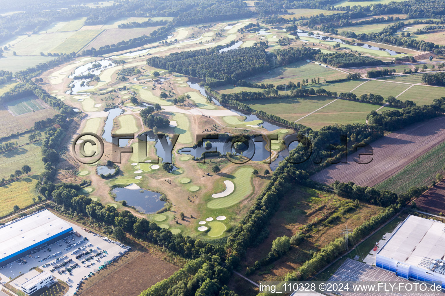 Vue aérienne de Terrain du parcours de golf Green Eagle à Winsen (Luhe) dans le département Basse-Saxe, Allemagne