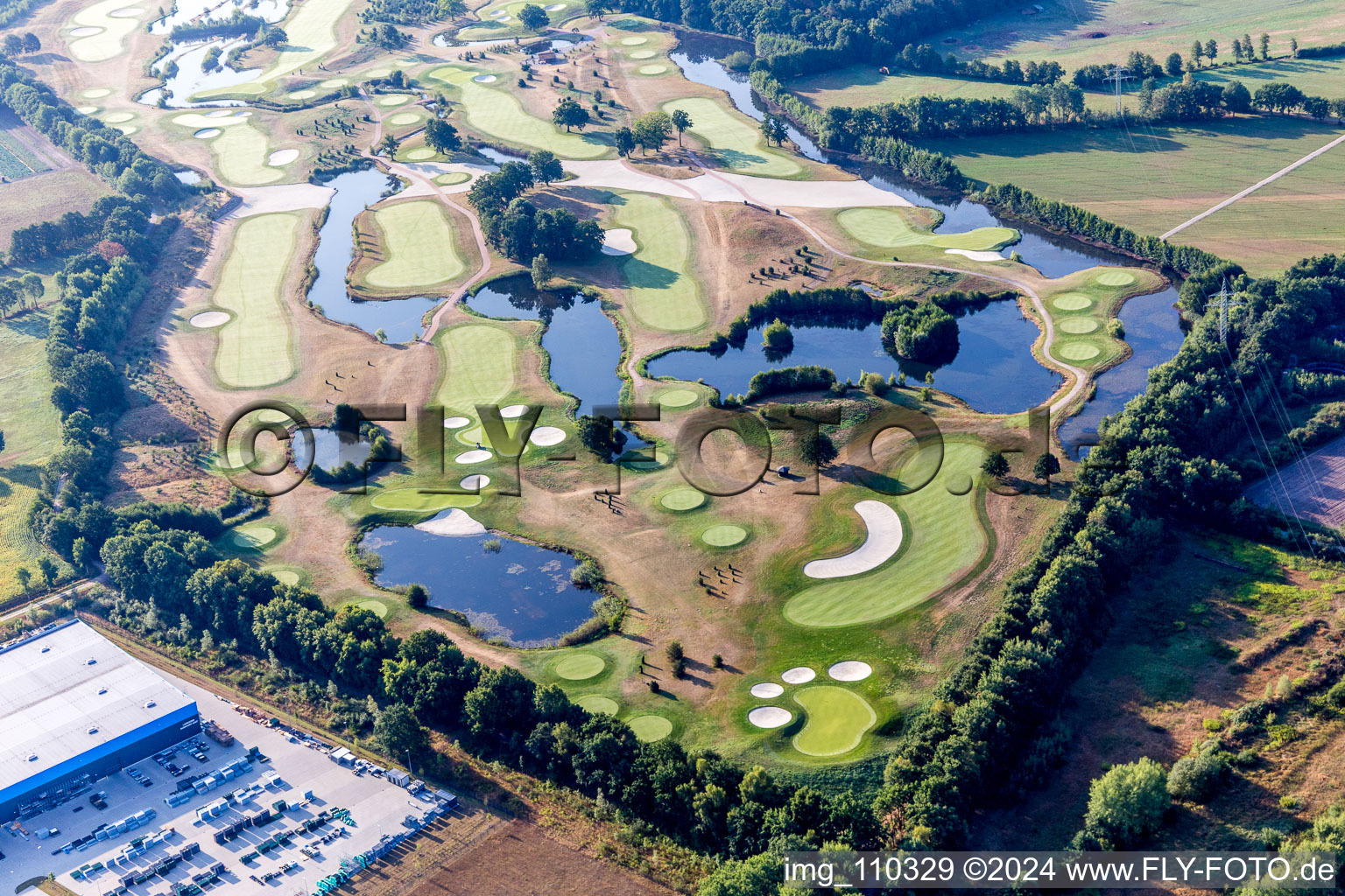 Vue aérienne de Terrain du parcours de golf Green Eagle (Luhe) à le quartier Luhdorf in Winsen dans le département Basse-Saxe, Allemagne