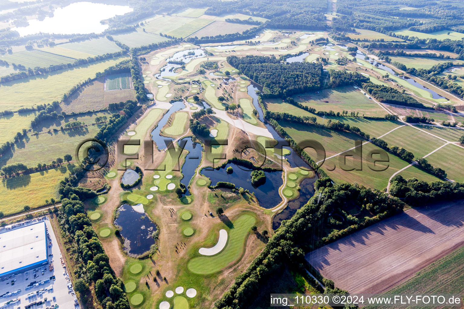 Vue aérienne de Terrain du parcours de golf Green Eagle (Luhe) à le quartier Luhdorf in Winsen dans le département Basse-Saxe, Allemagne