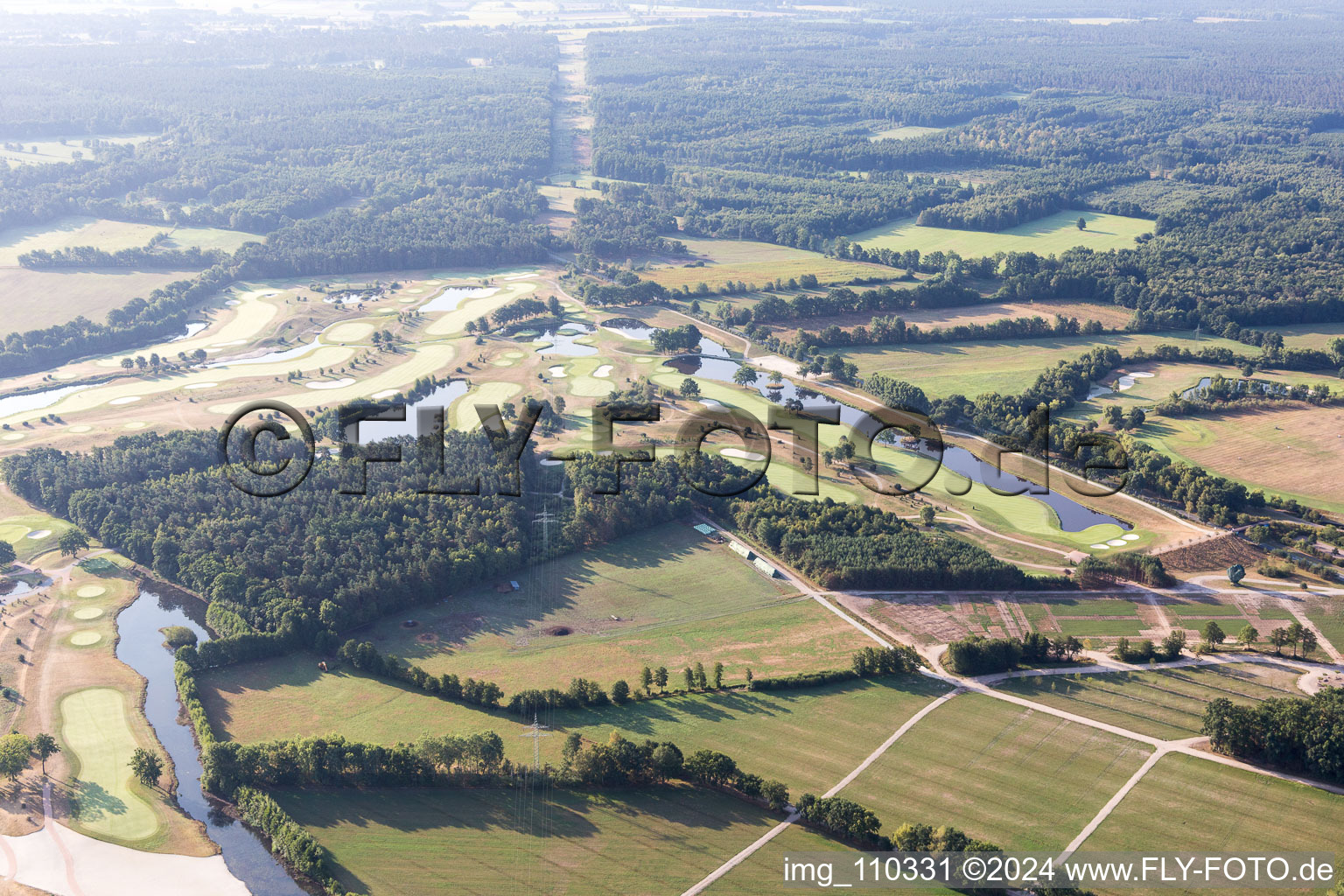 Vue oblique de Terrain du parcours de golf Green Eagle à Winsen (Luhe) dans le département Basse-Saxe, Allemagne