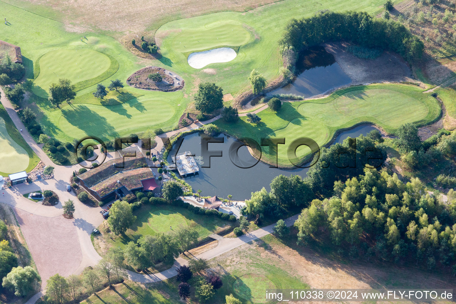 Vue d'oiseau de Terrain du parcours de golf Green Eagle à Winsen (Luhe) dans le département Basse-Saxe, Allemagne