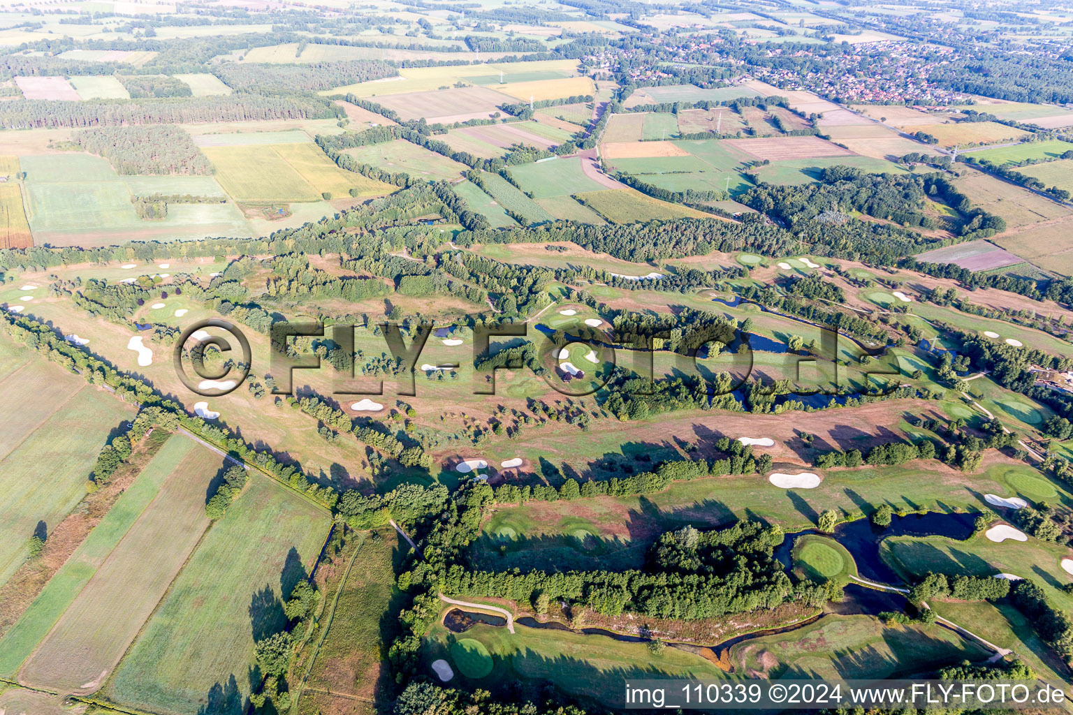 Terrain du parcours de golf Green Eagle à Winsen (Luhe) dans le département Basse-Saxe, Allemagne vue du ciel