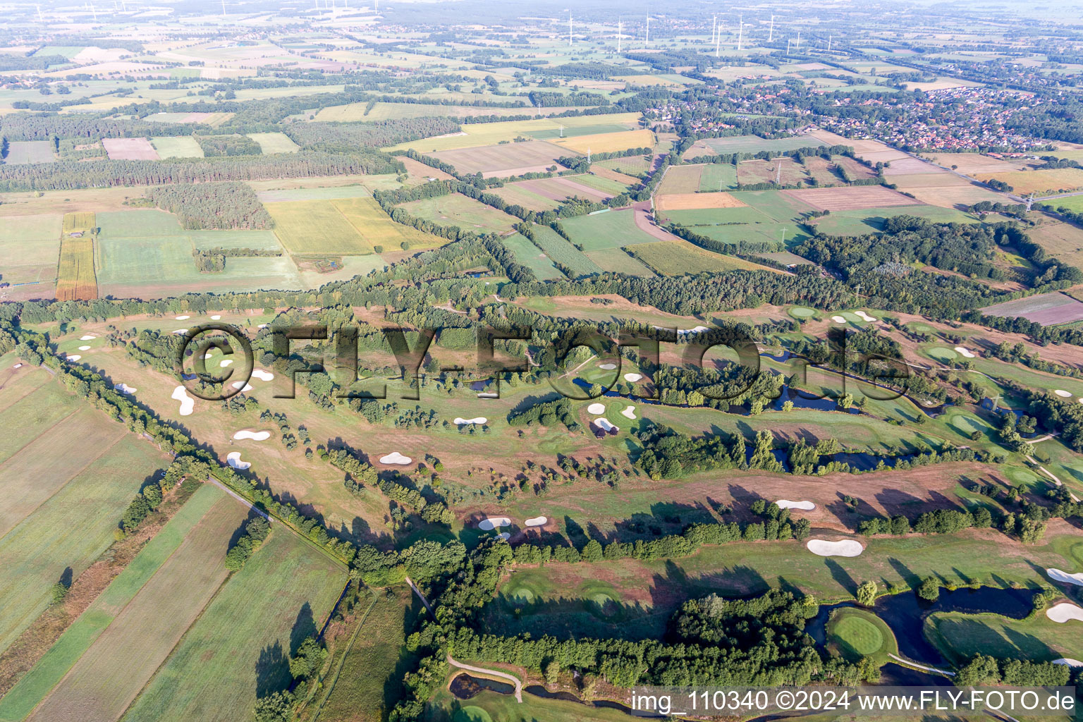 Enregistrement par drone de Terrain du parcours de golf Green Eagle à Winsen (Luhe) dans le département Basse-Saxe, Allemagne