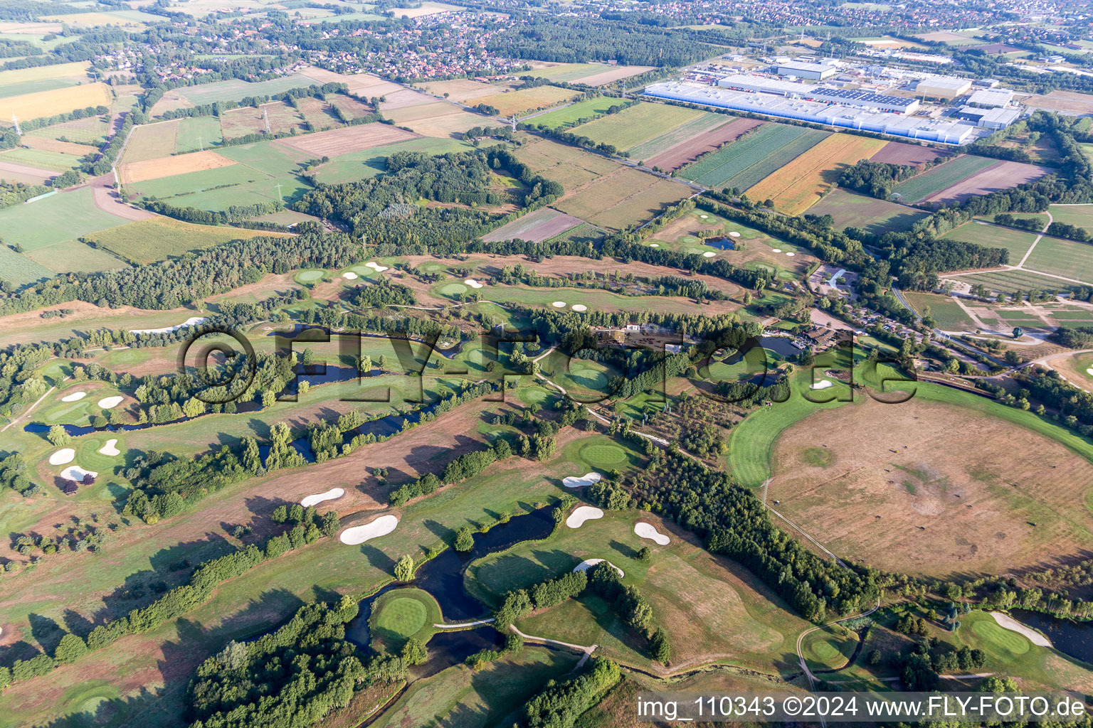 Terrain du parcours de golf Green Eagle à Winsen (Luhe) dans le département Basse-Saxe, Allemagne d'un drone