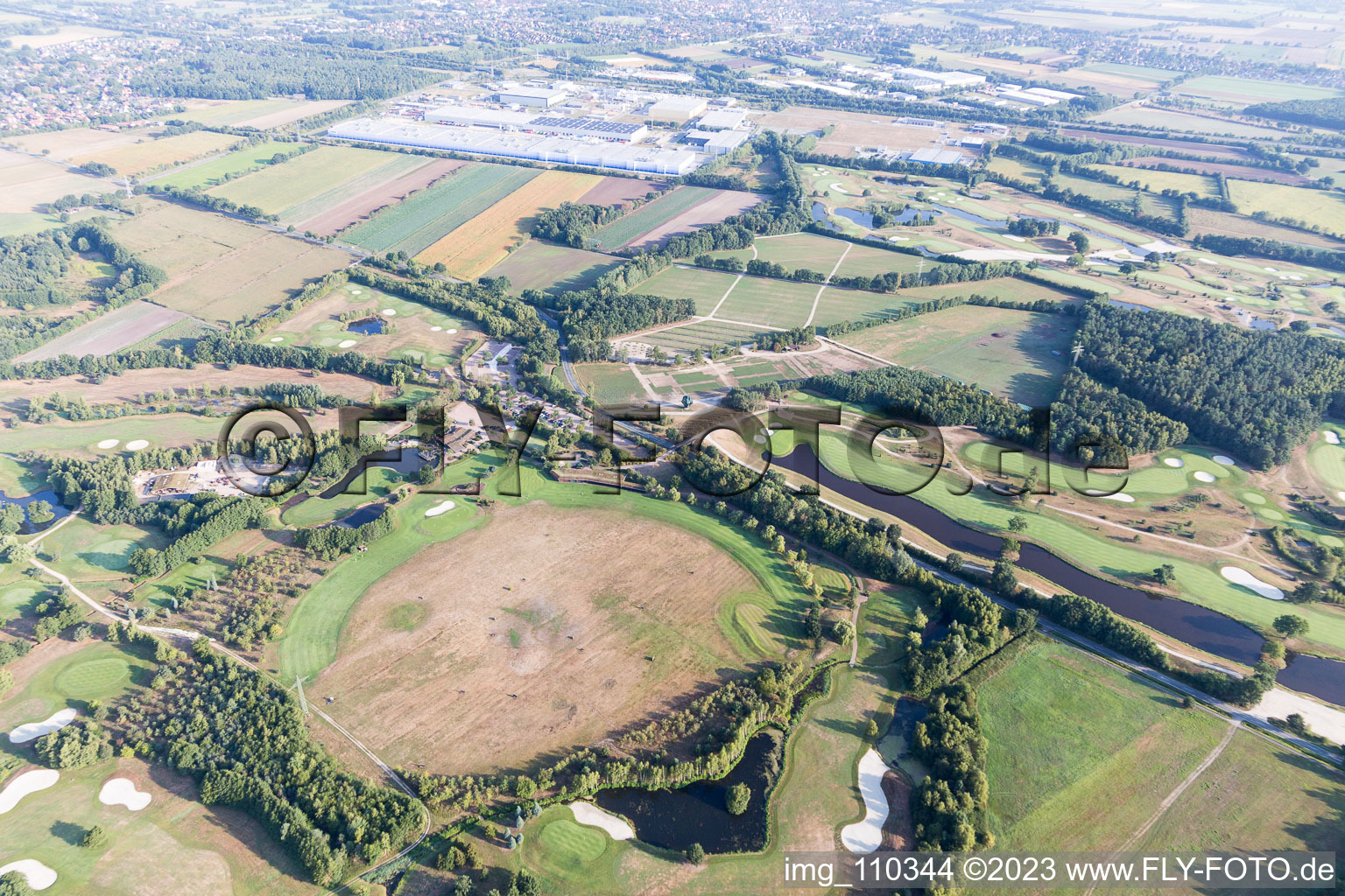 Terrain du parcours de golf Green Eagle à Winsen (Luhe) dans le département Basse-Saxe, Allemagne vu d'un drone