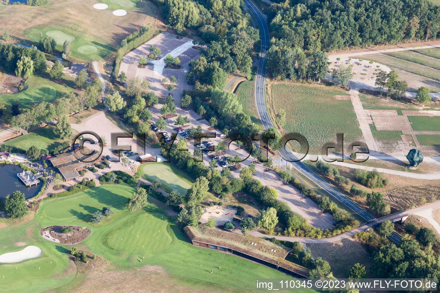 Vue aérienne de Terrain du parcours de golf Green Eagle à Winsen (Luhe) dans le département Basse-Saxe, Allemagne