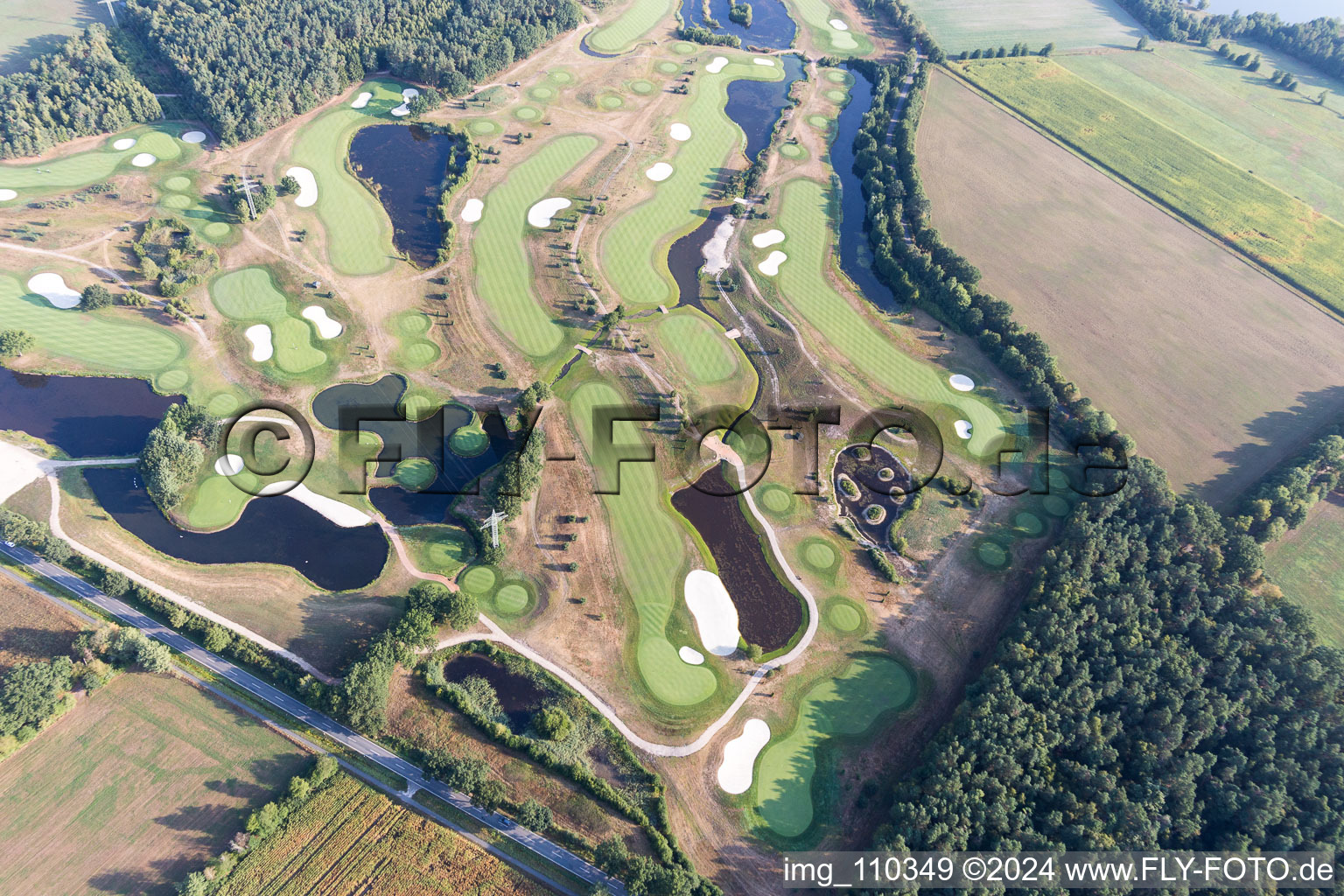 Enregistrement par drone de Terrain du parcours de golf Green Eagle à Winsen (Luhe) dans le département Basse-Saxe, Allemagne