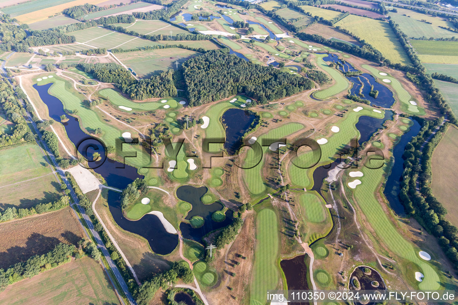 Terrain du parcours de golf Green Eagle à Winsen (Luhe) dans le département Basse-Saxe, Allemagne vue d'en haut