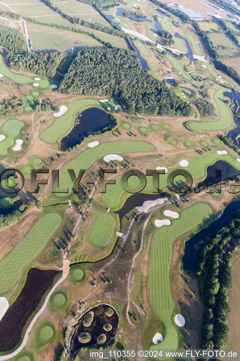 Terrain du parcours de golf Green Eagle à Winsen (Luhe) dans le département Basse-Saxe, Allemagne vue du ciel