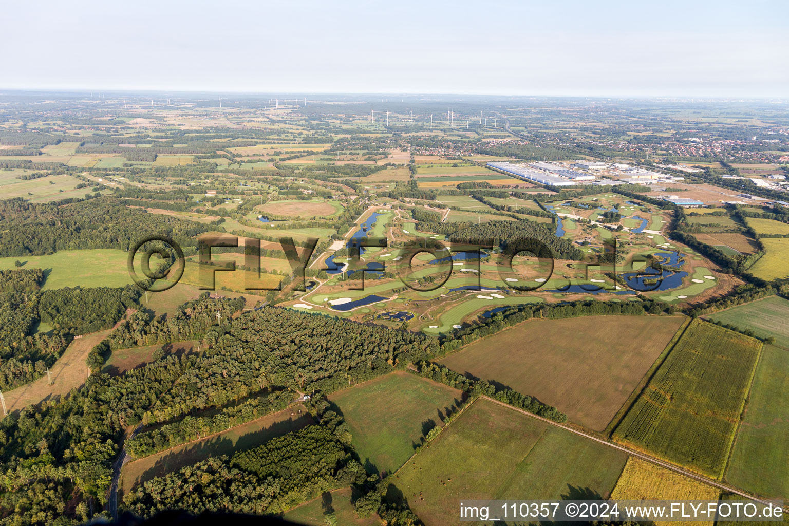 Terrain du parcours de golf Green Eagle (Luhe) à le quartier Luhdorf in Winsen dans le département Basse-Saxe, Allemagne d'un drone