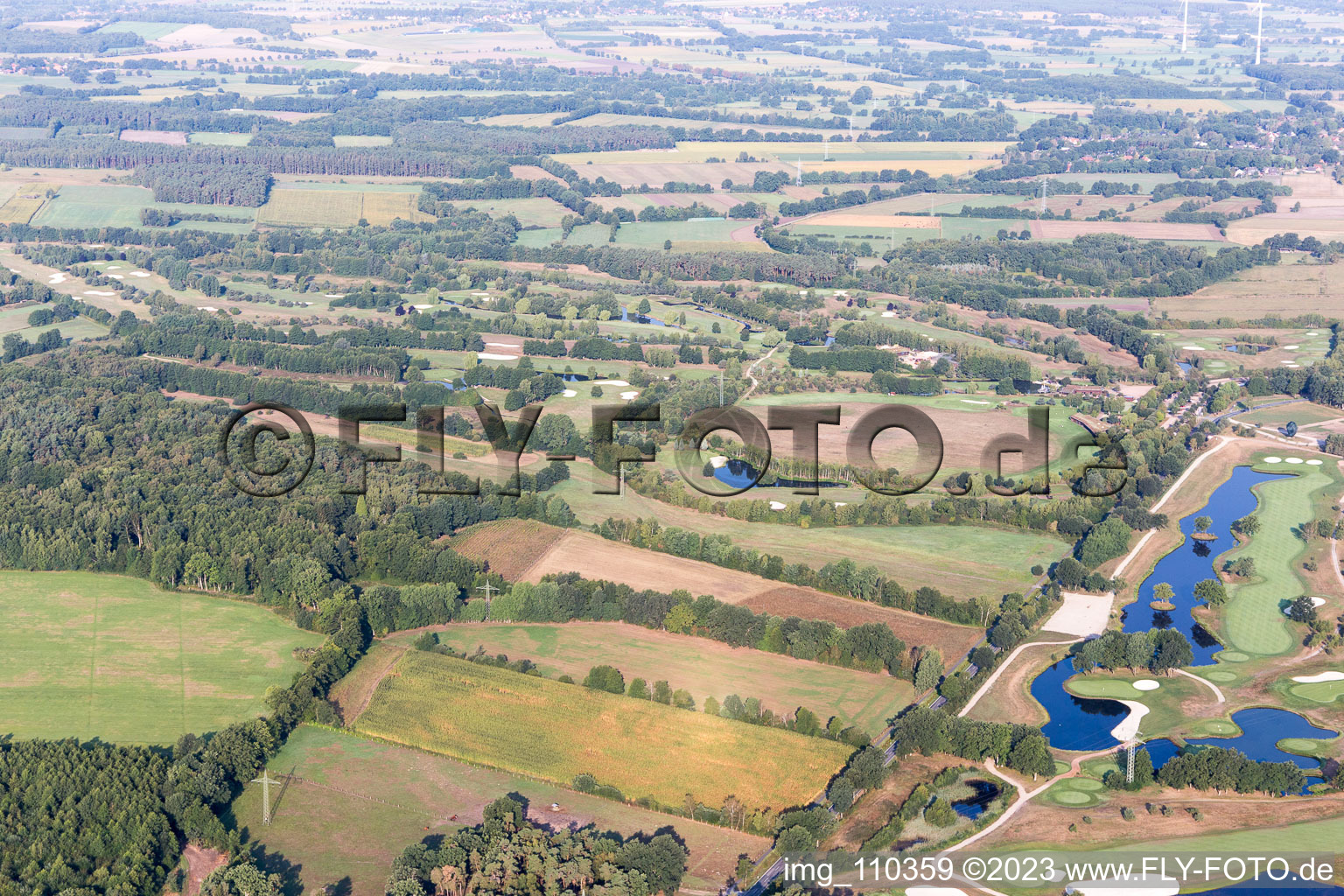 Terrain du parcours de golf Green Eagle à Winsen (Luhe) dans le département Basse-Saxe, Allemagne du point de vue du drone