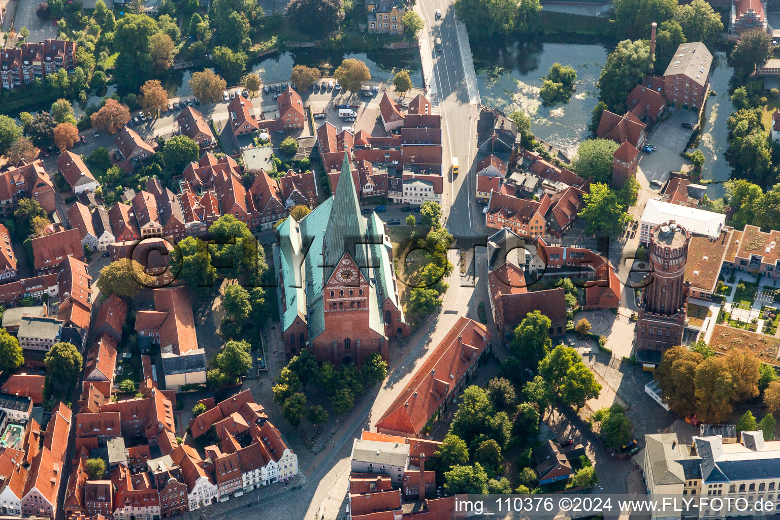 Vue aérienne de Église Saint-Jean dans le centre historique du centre-ville à Lüneburg dans le département Basse-Saxe, Allemagne