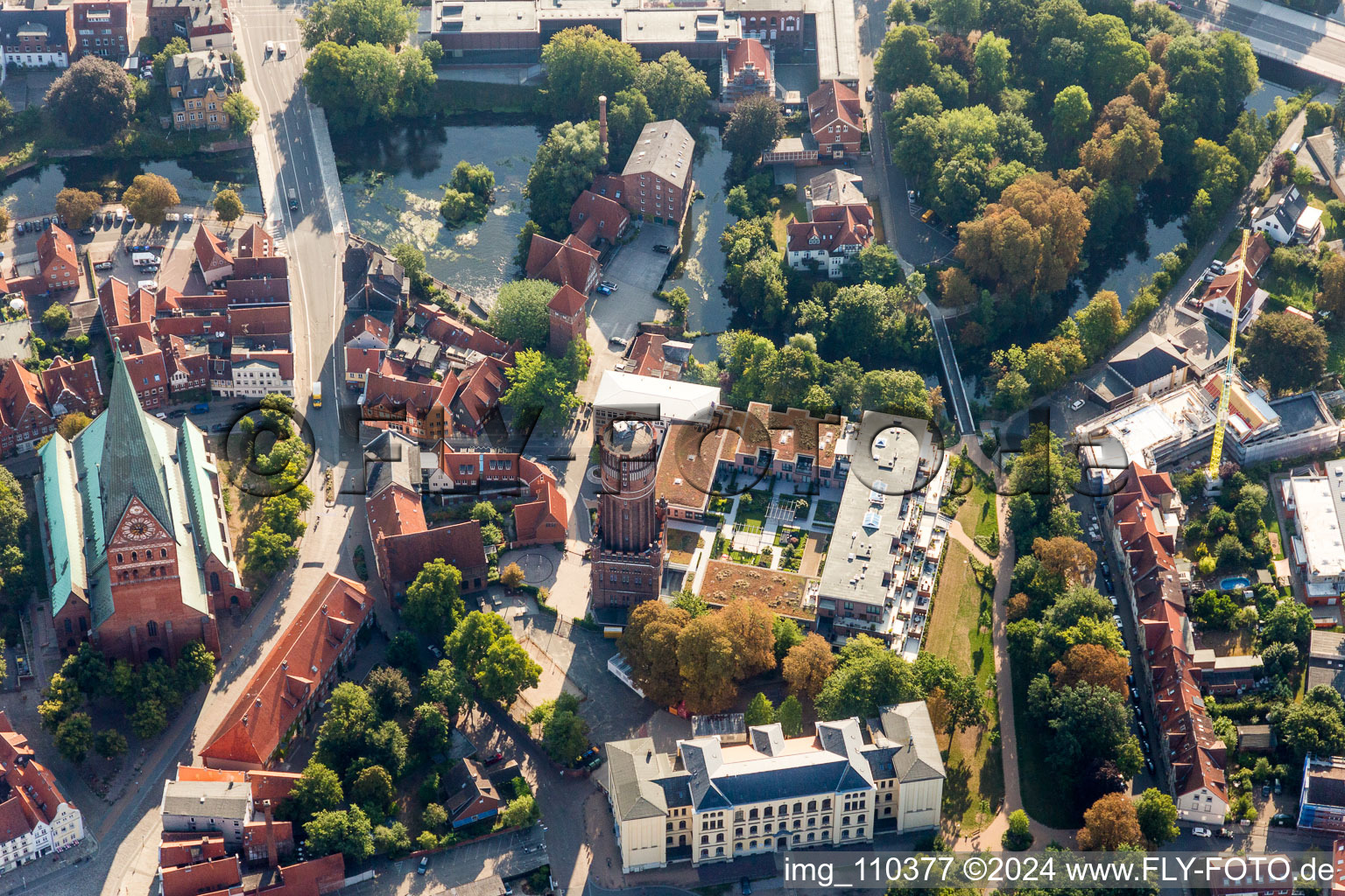 Vue aérienne de Structure du musée du château d'eau du monument industriel à Lüneburg dans le département Basse-Saxe, Allemagne