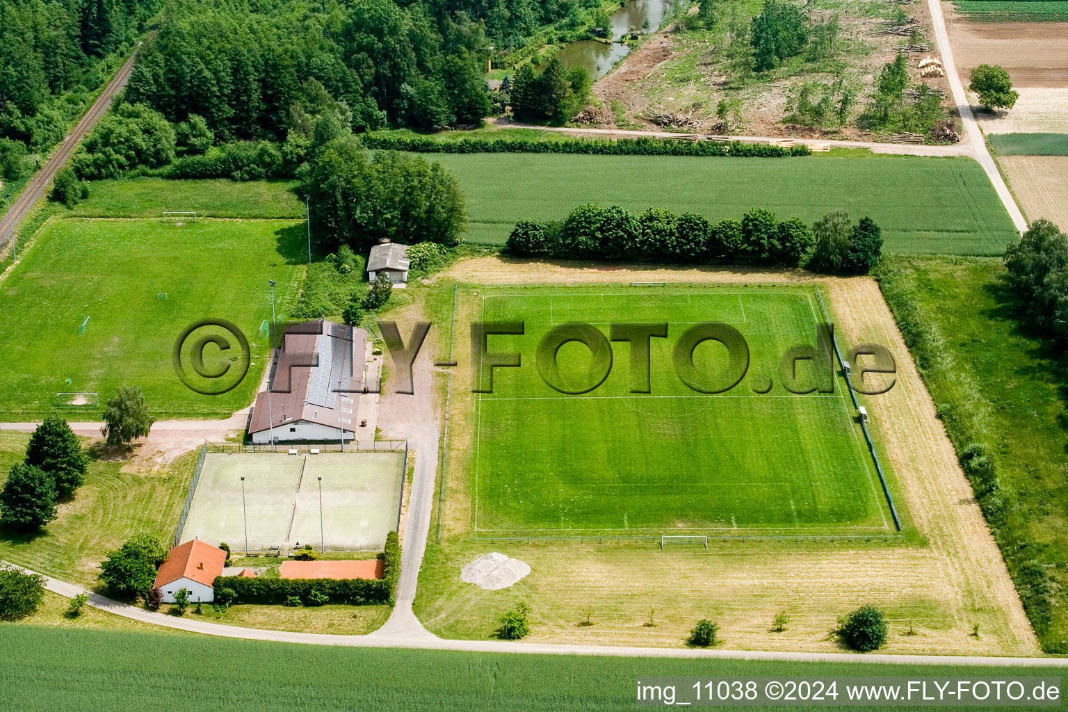 Vue aérienne de Terrain de football à Barbelroth dans le département Rhénanie-Palatinat, Allemagne