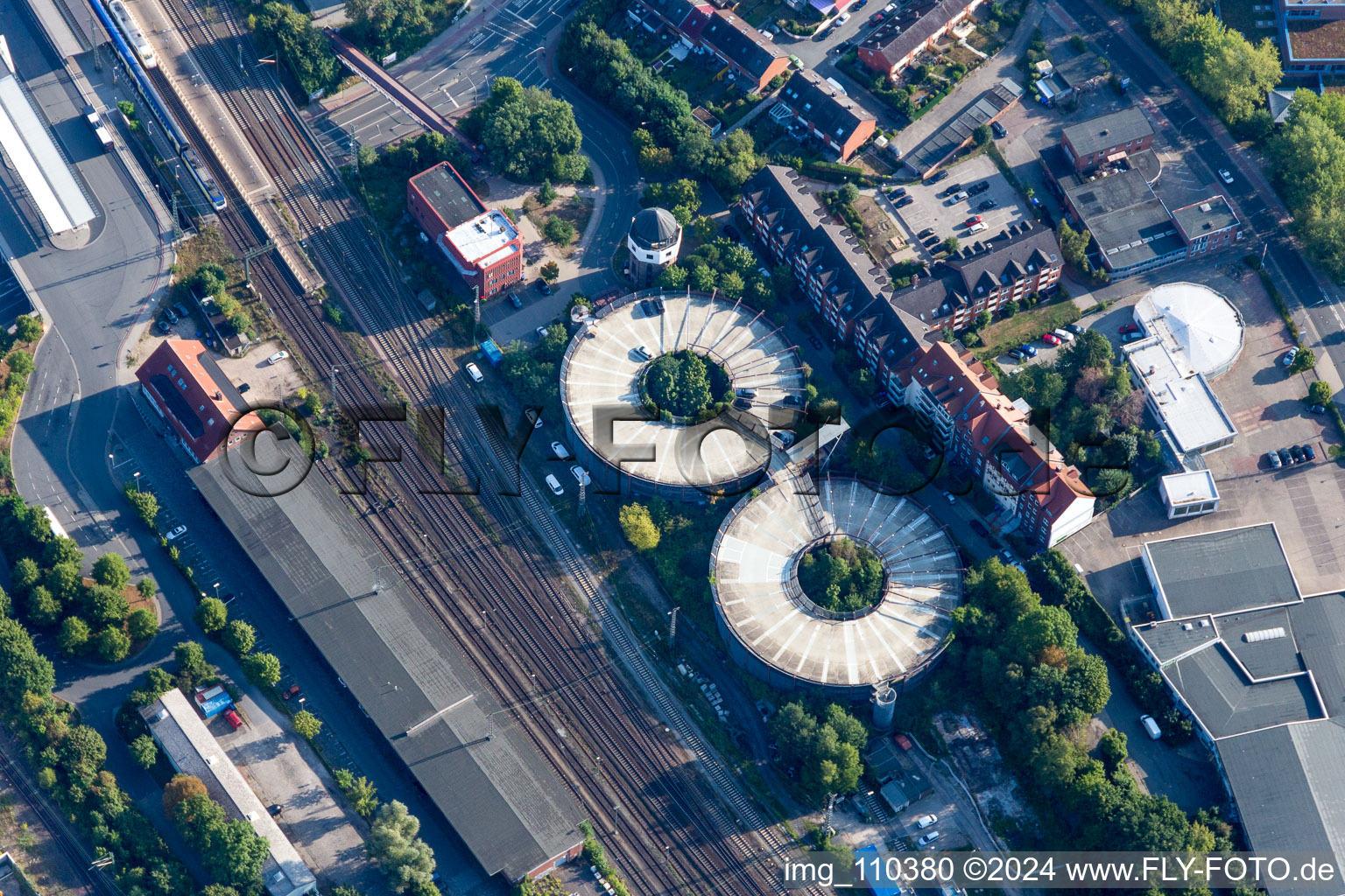 Vue aérienne de Parking double et rond sur le parking de la gare à Lüneburg dans le département Basse-Saxe, Allemagne