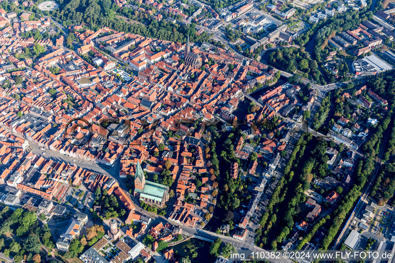 Vue aérienne de Église Saint-Jean dans le centre historique du centre-ville à Lüneburg dans le département Basse-Saxe, Allemagne