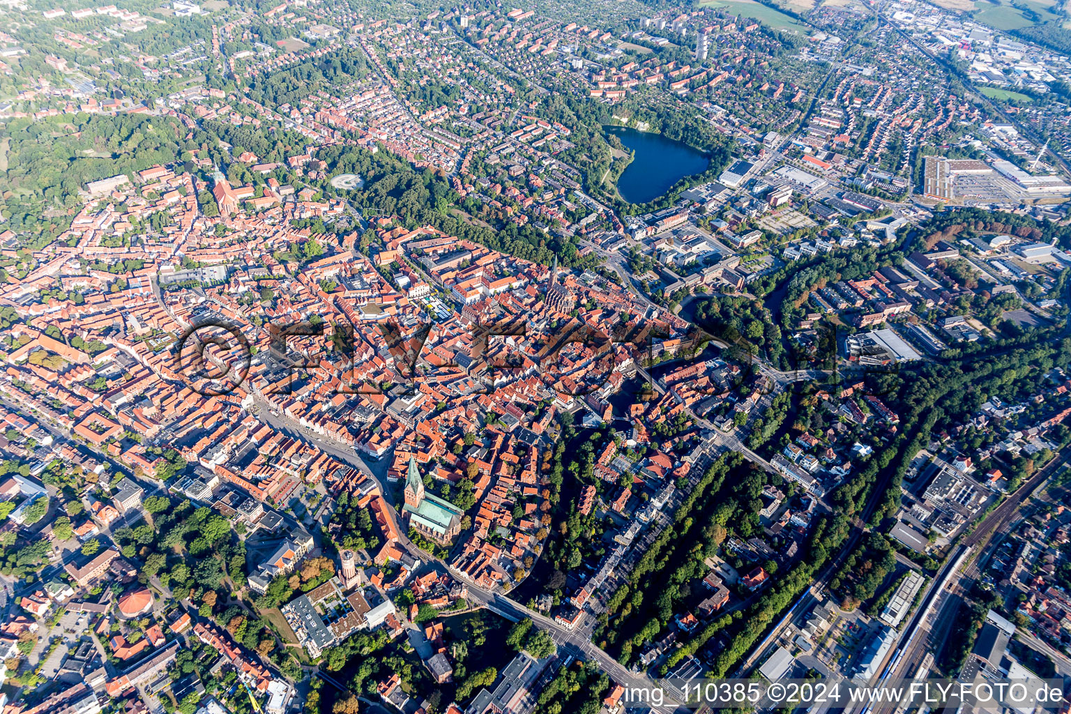 Vue aérienne de Vieille ville et centre-ville à Lüneburg dans le département Basse-Saxe, Allemagne