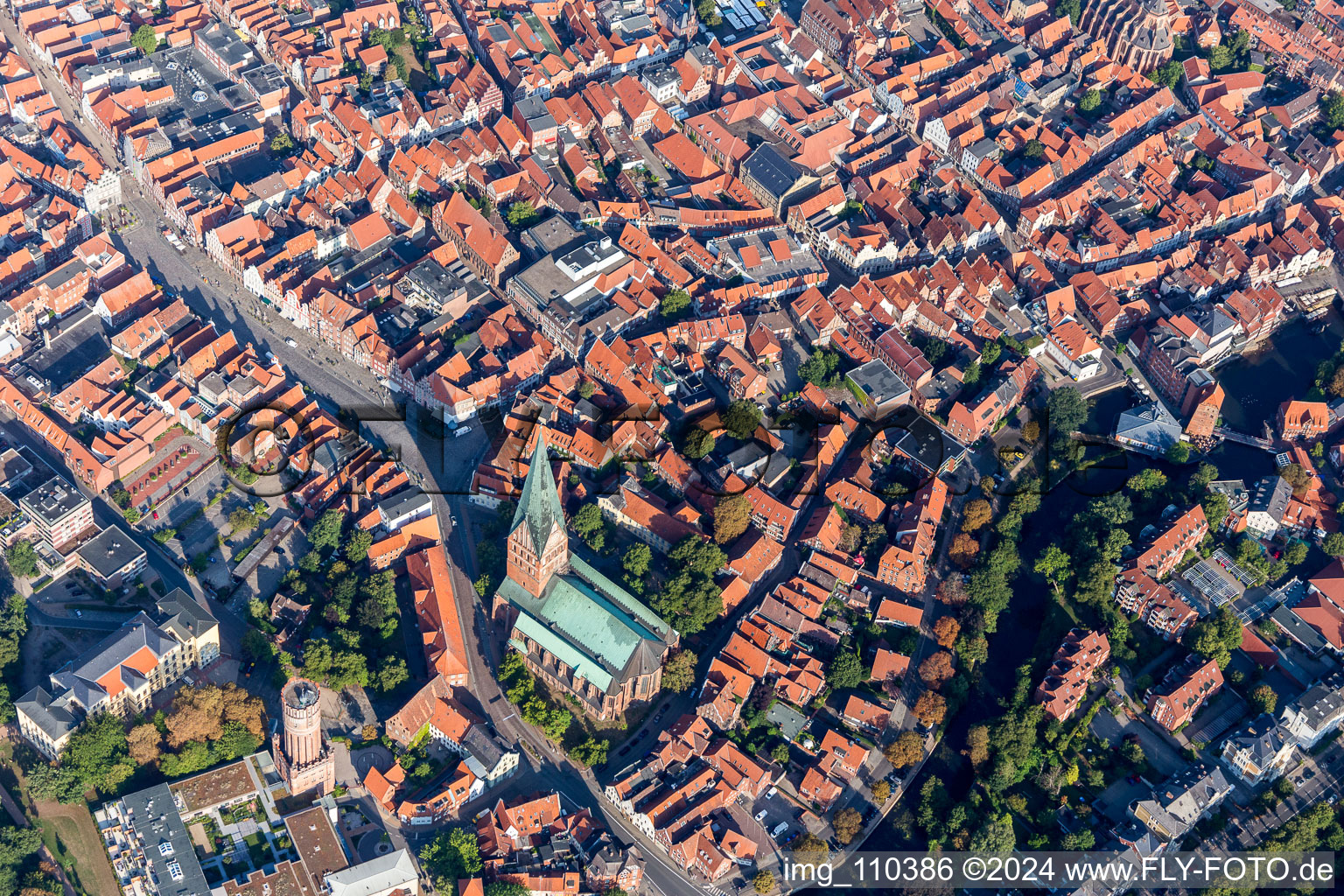 Photographie aérienne de Église Saint-Jean dans le centre historique du centre-ville à Lüneburg dans le département Basse-Saxe, Allemagne