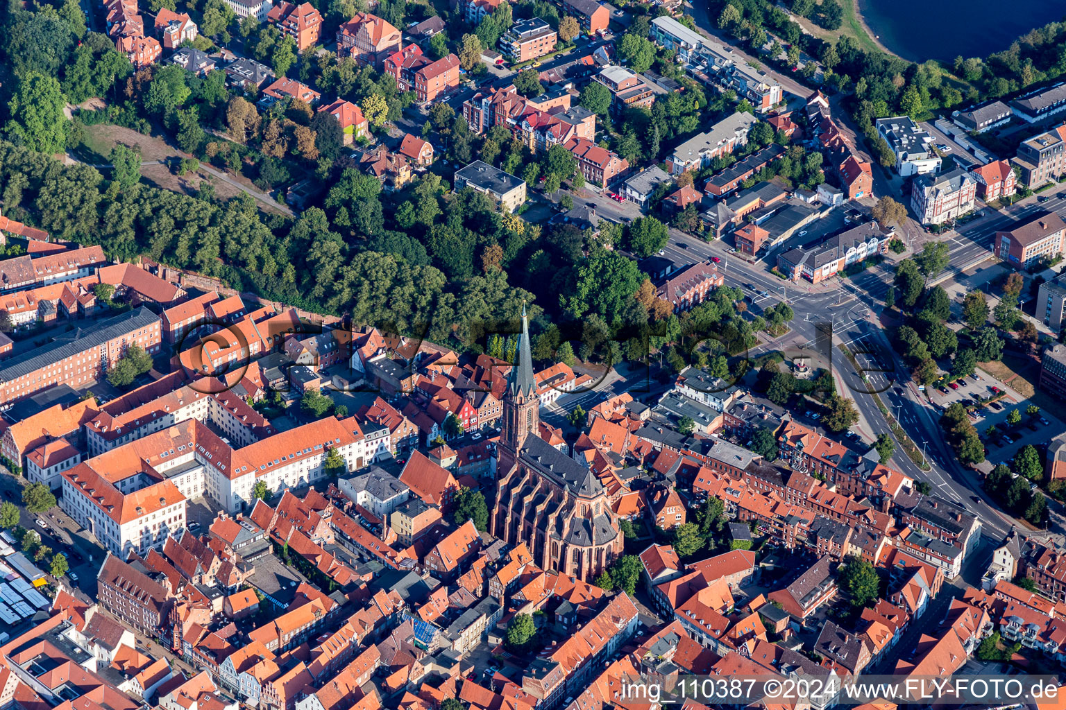 Vue aérienne de Bâtiment de l'église Saint-Nicolai dans le vieux centre-ville du centre-ville à Lüneburg dans le département Basse-Saxe, Allemagne