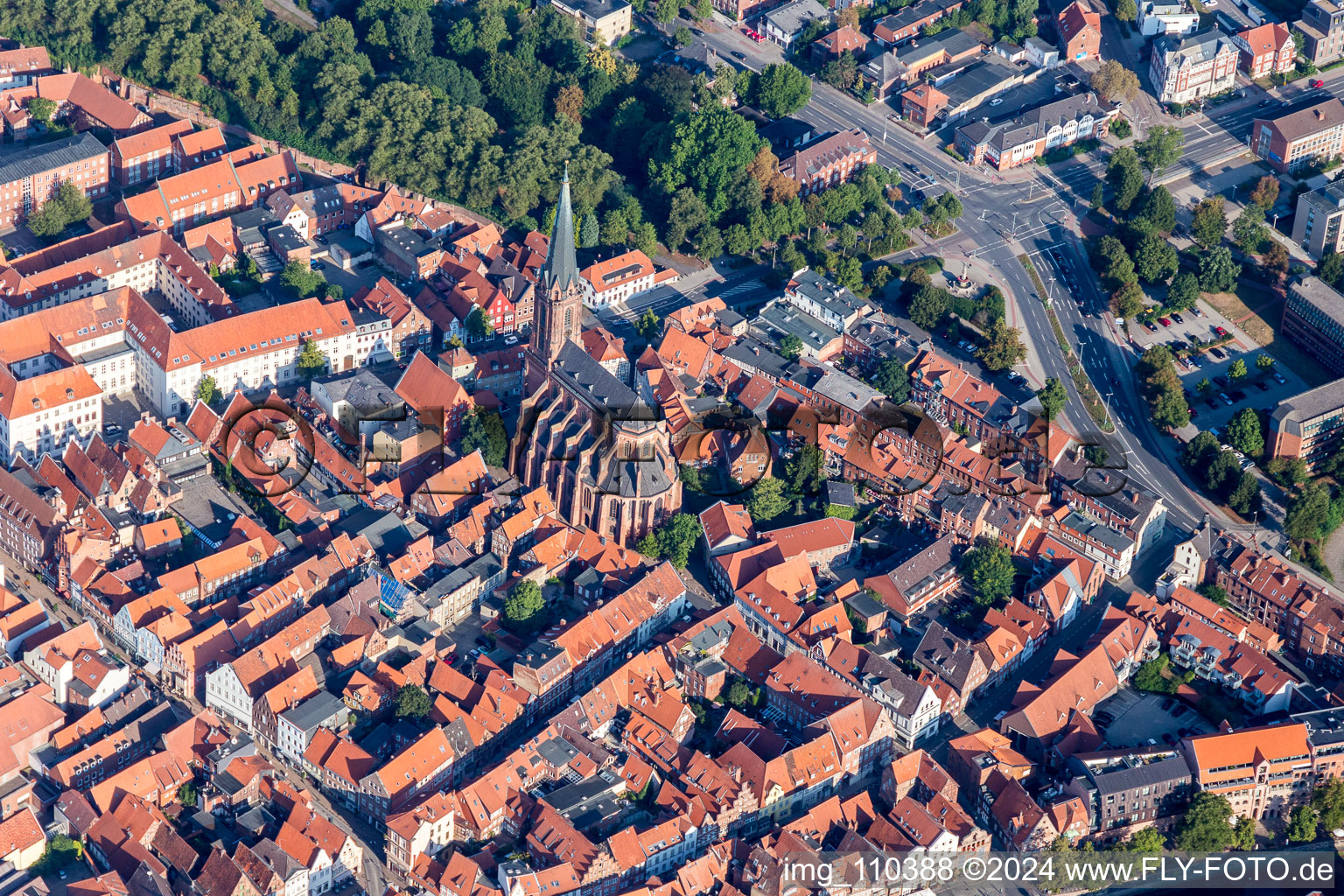 Vue aérienne de Bâtiment de l'église Saint-Nicolai dans le vieux centre-ville du centre-ville à Lüneburg dans le département Basse-Saxe, Allemagne