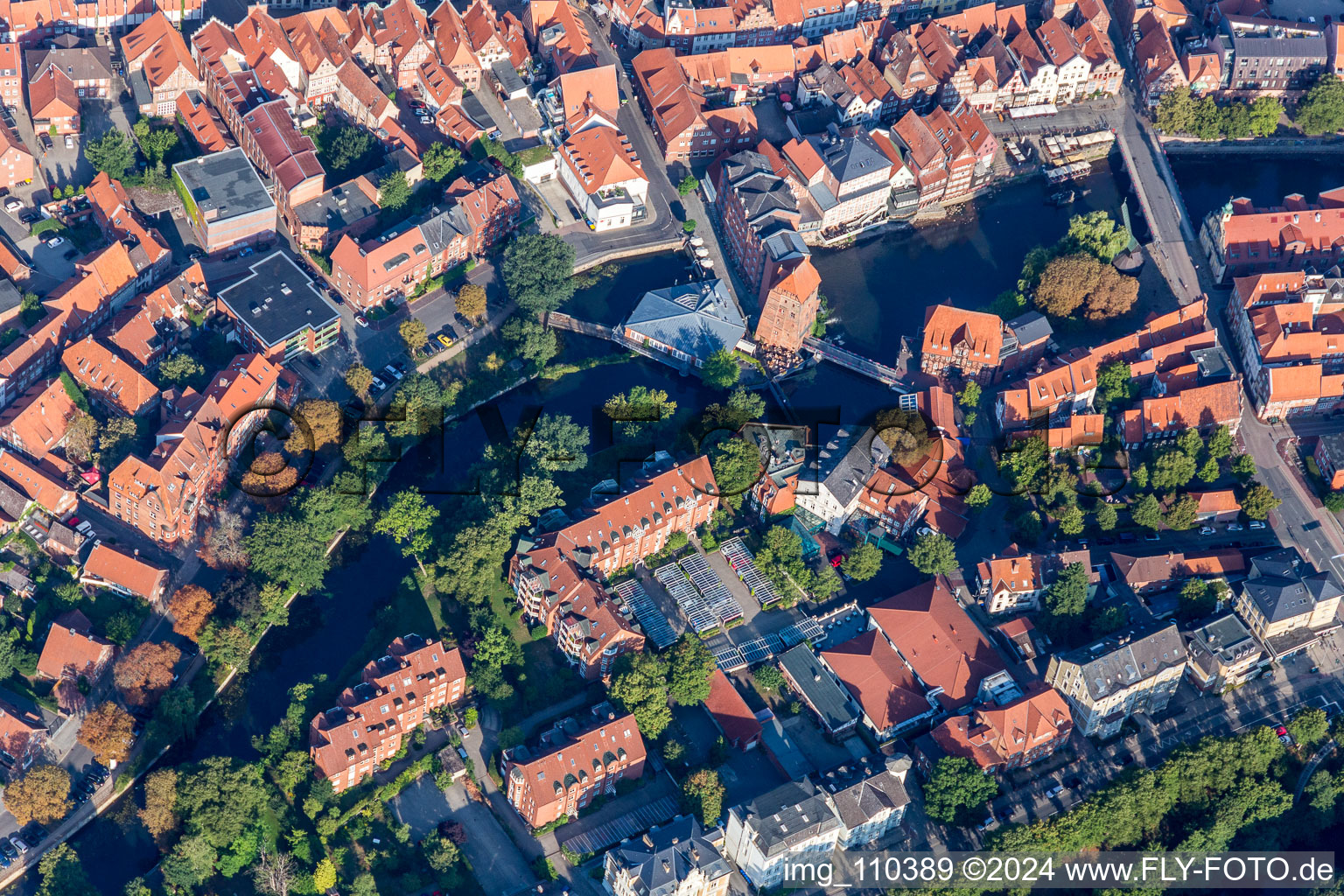 Vue aérienne de Port historique avec restaurant et caviste Lüner Mühle à Lüneburg dans le département Basse-Saxe, Allemagne