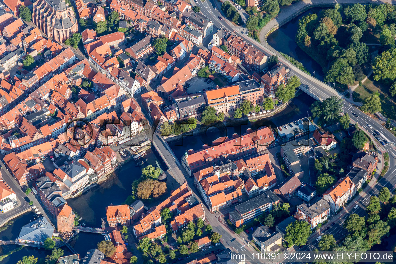 Vue aérienne de DORMERO Hôtel Altes Kaufhaus Lüneburg au vieux port à Lüneburg dans le département Basse-Saxe, Allemagne