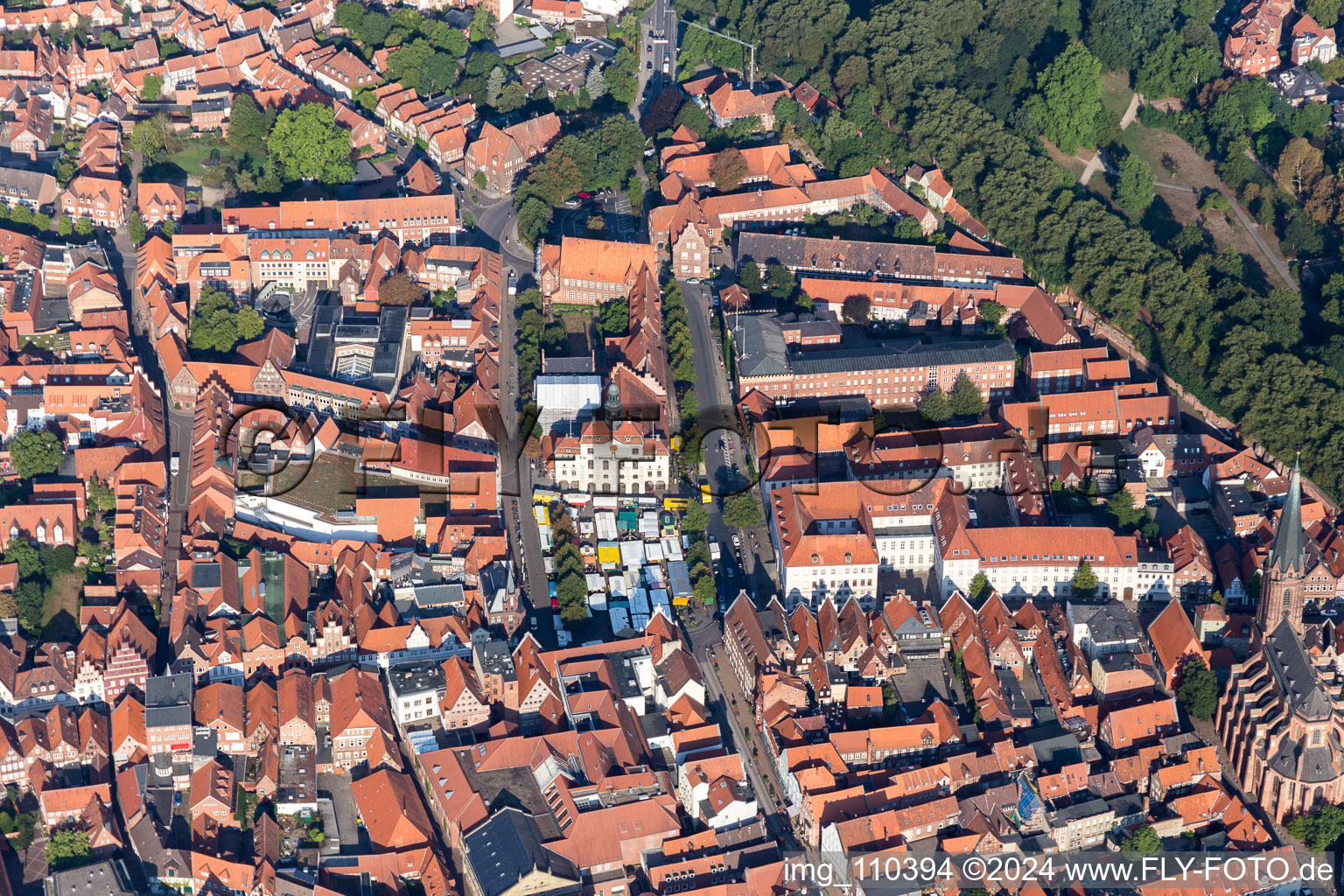 Vue aérienne de Stands de vente, de snacks et de commerce sur la place du marché à Lüneburg dans le département Basse-Saxe, Allemagne