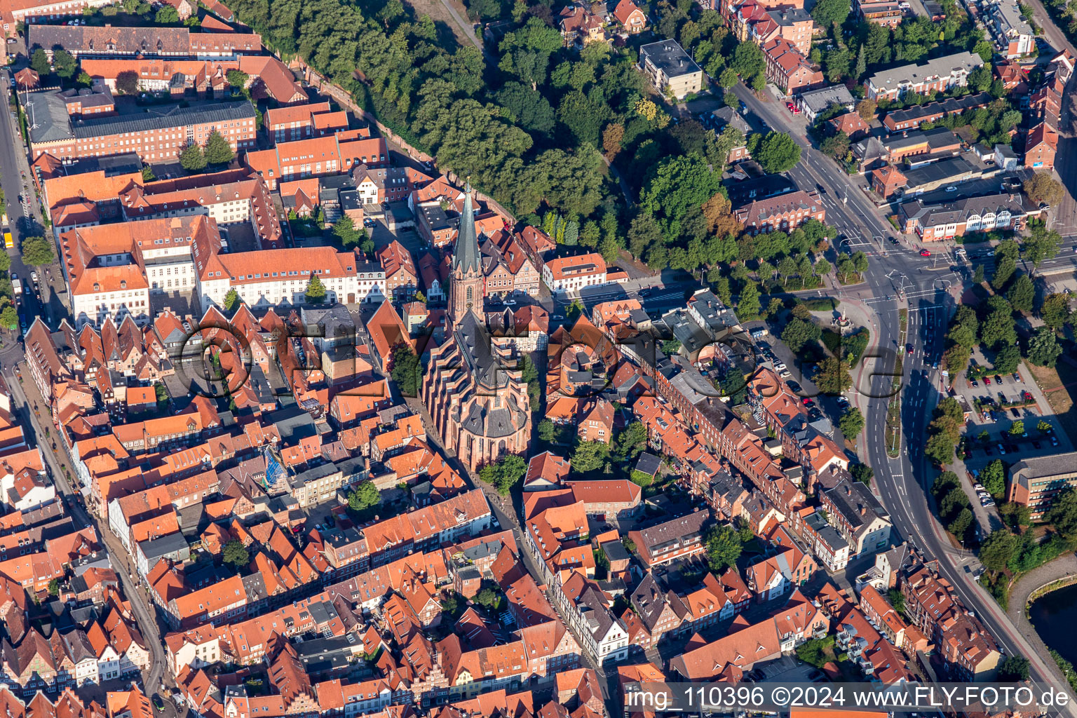 Photographie aérienne de Bâtiment de l'église Saint-Nicolai dans le vieux centre-ville du centre-ville à Lüneburg dans le département Basse-Saxe, Allemagne