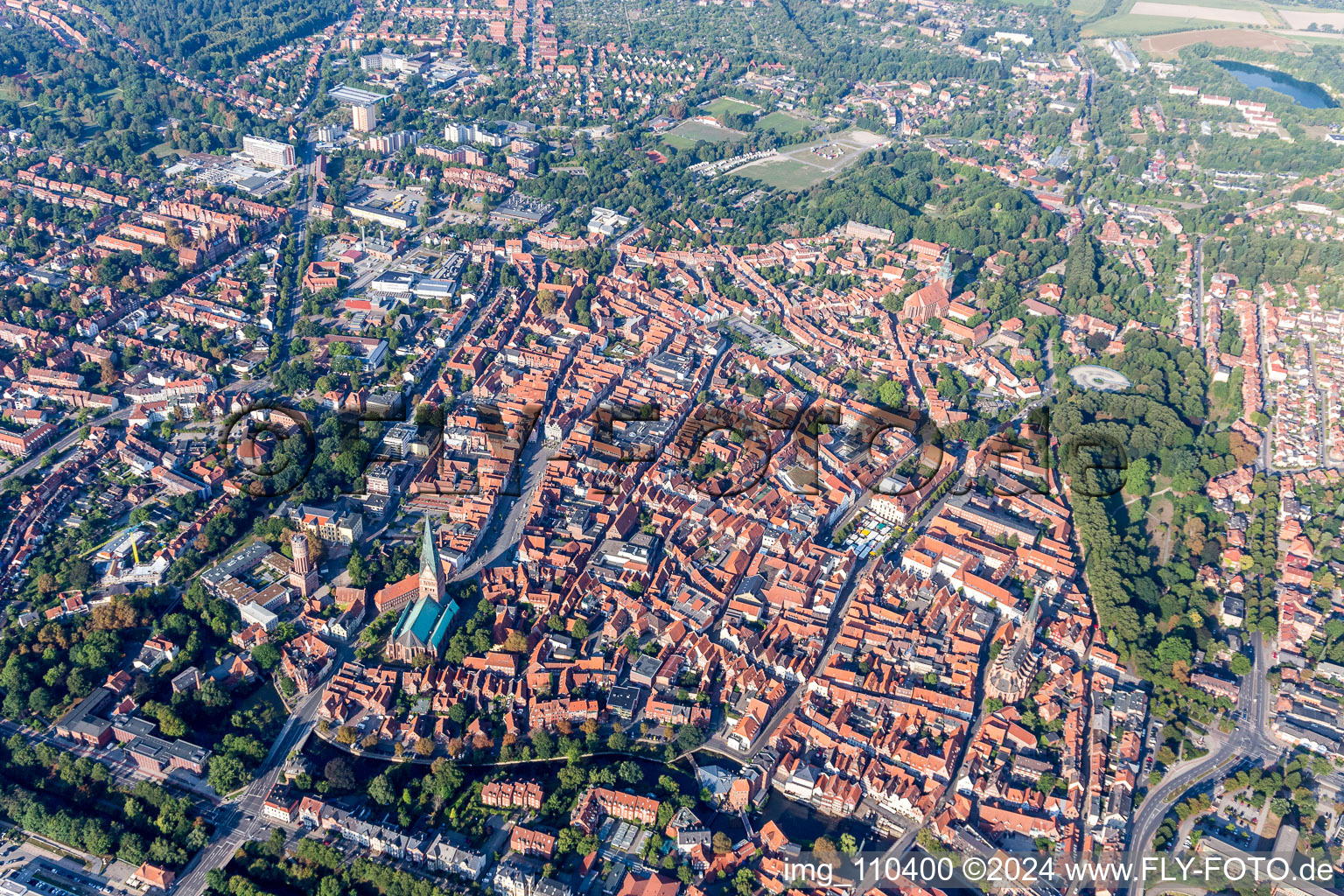 Vue aérienne de Vieille ville et centre-ville à Lüneburg dans le département Basse-Saxe, Allemagne