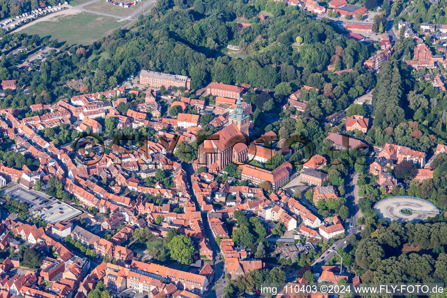 Vue aérienne de Bâtiment de l'église St. Michaeliskirche dans le vieux centre-ville du centre-ville à Lüneburg dans le département Basse-Saxe, Allemagne