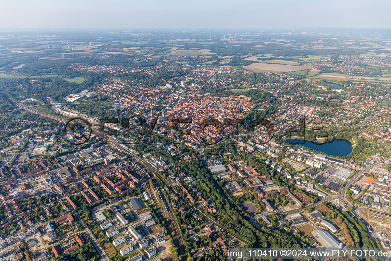 Vue aérienne de Vue sur la ville au bord de la rivière Illmenau à Lüneburg dans le département Basse-Saxe, Allemagne