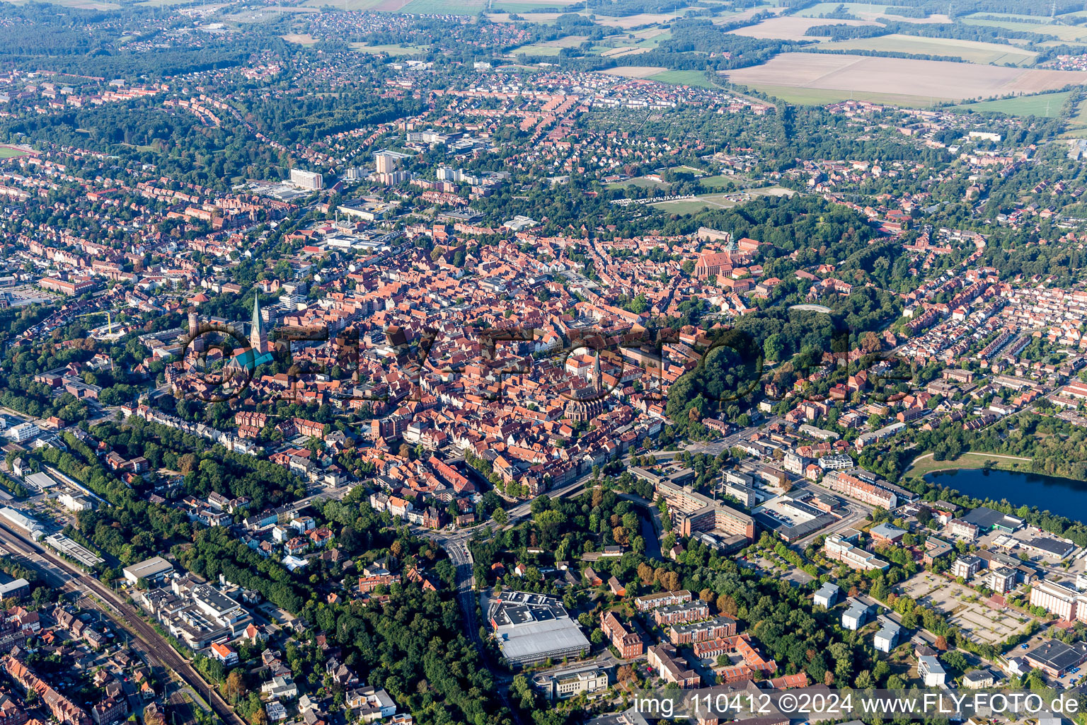 Vue oblique de Vieille ville et centre-ville à Lüneburg dans le département Basse-Saxe, Allemagne