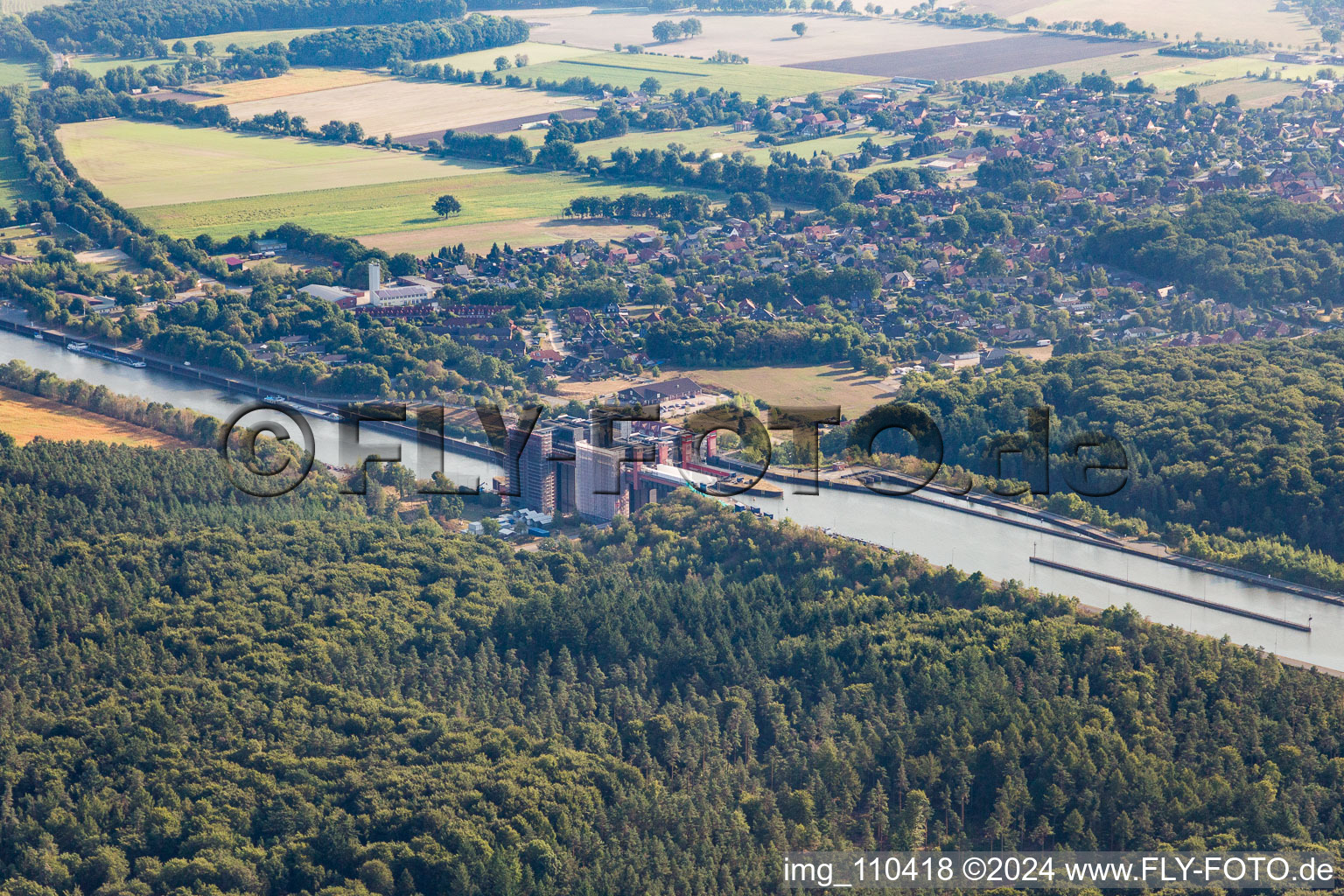 Vue aérienne de Systèmes d'ascenseurs à bateaux et d'écluses sur les rives du canal latéral à l'Elbe à Scharnebeck dans le département Basse-Saxe, Allemagne