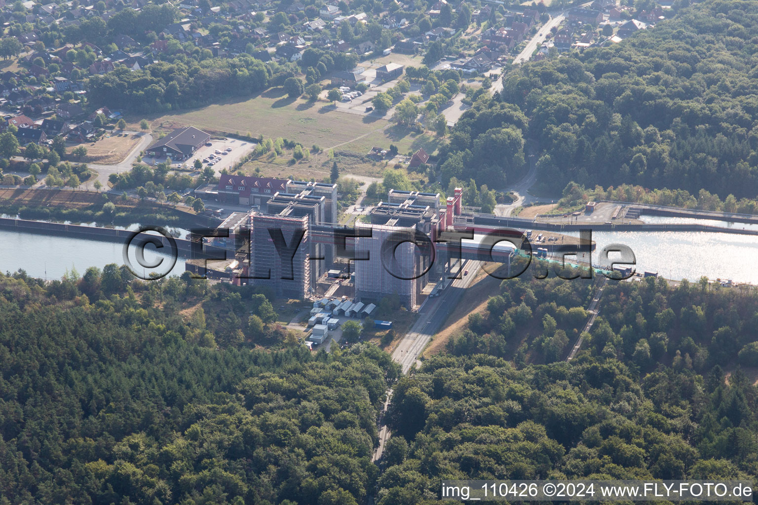 Photographie aérienne de Systèmes d'ascenseurs à bateaux et d'écluses sur les rives du canal latéral à l'Elbe à Scharnebeck dans le département Basse-Saxe, Allemagne