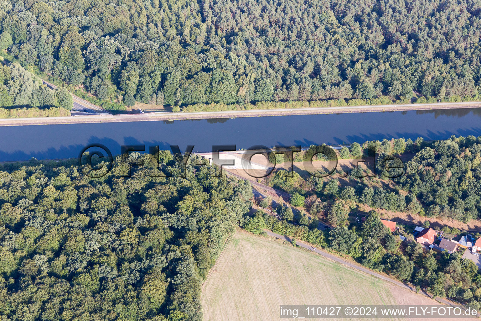 Vue aérienne de Tunnel sous le canal latéral de l'Elbe à Erbstorf dans le département Basse-Saxe, Allemagne