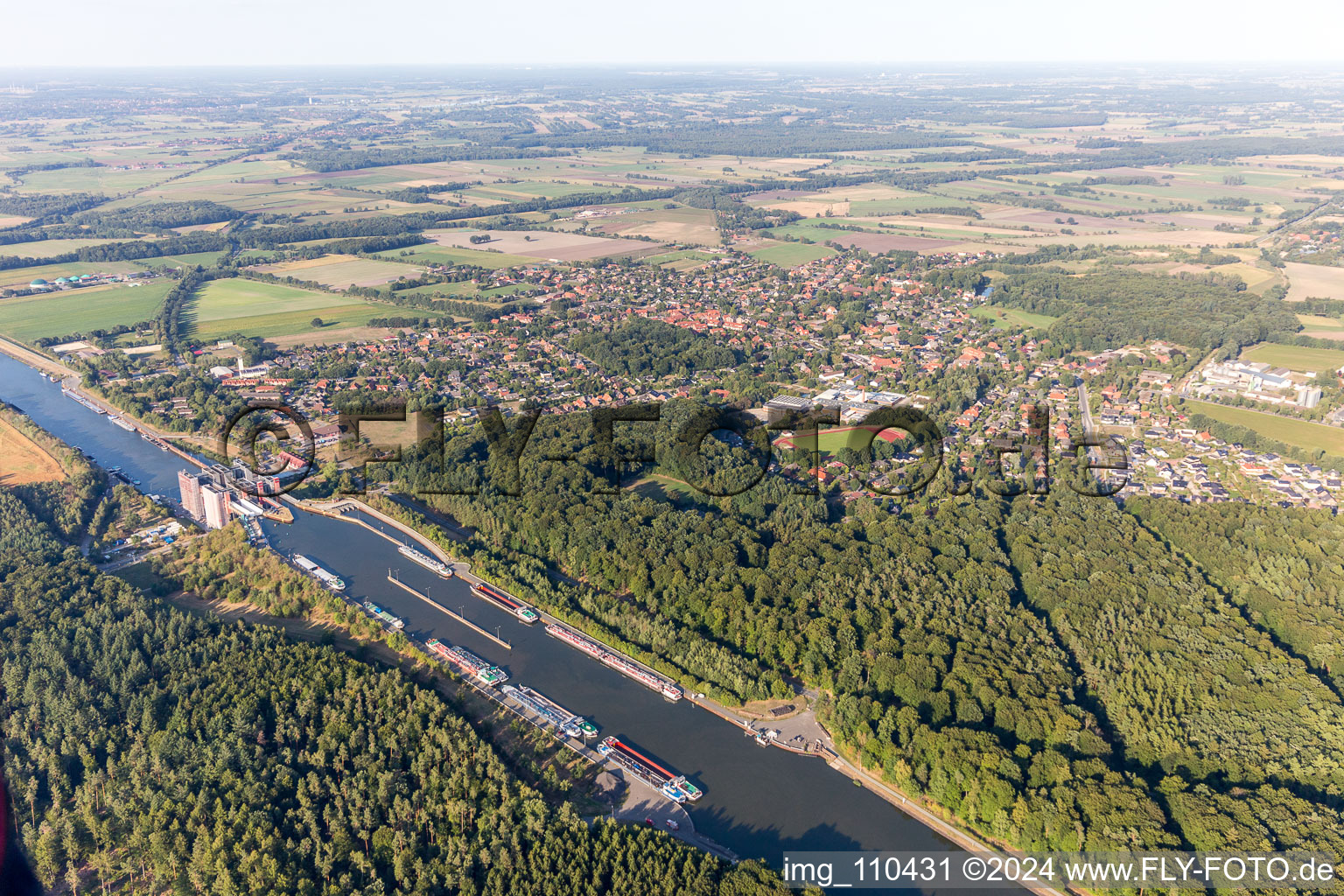 Vue oblique de Systèmes d'ascenseurs à bateaux et d'écluses sur les rives du canal latéral à l'Elbe à Scharnebeck dans le département Basse-Saxe, Allemagne