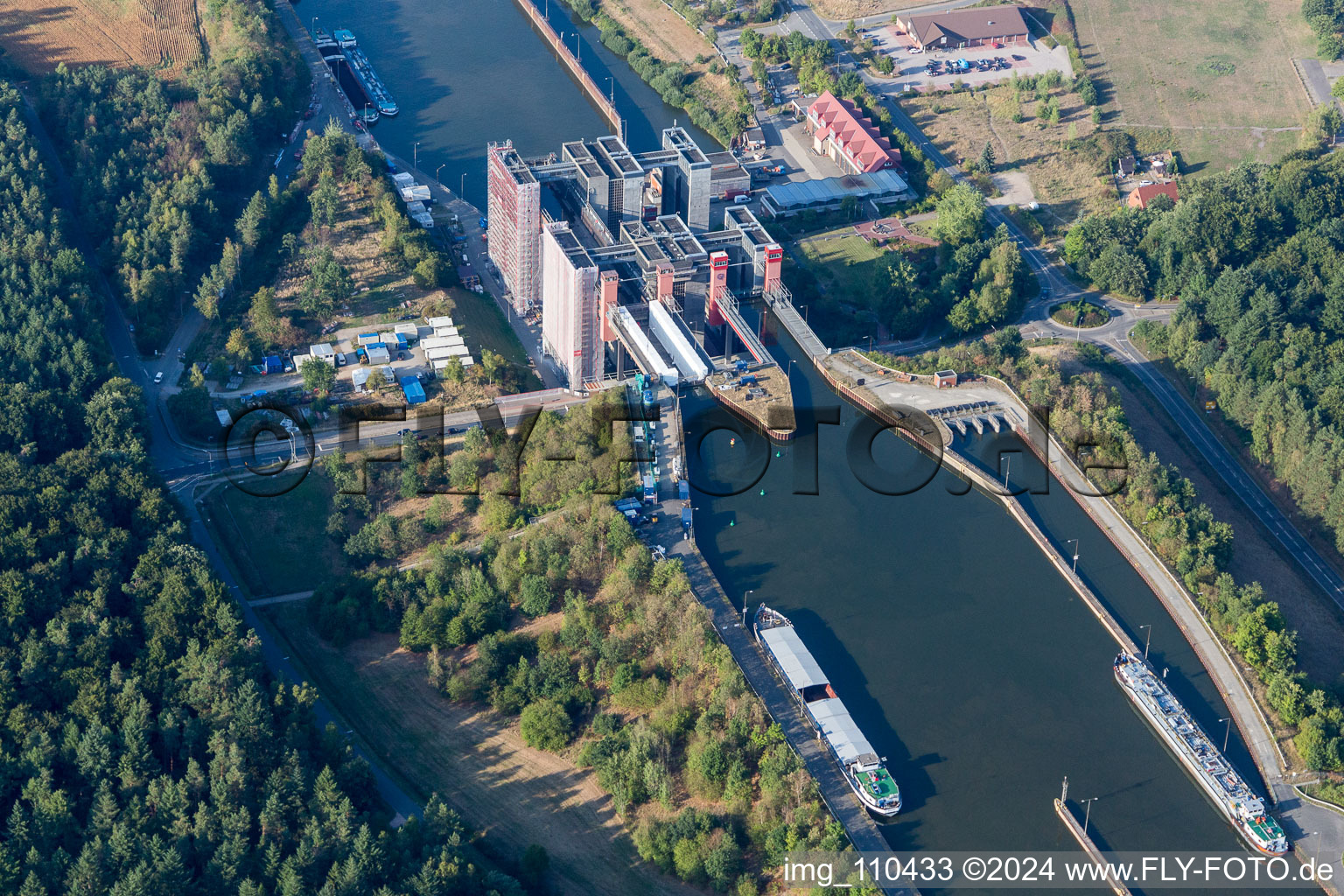 Systèmes d'ascenseurs à bateaux et d'écluses sur les rives du canal latéral à l'Elbe à Scharnebeck dans le département Basse-Saxe, Allemagne d'en haut