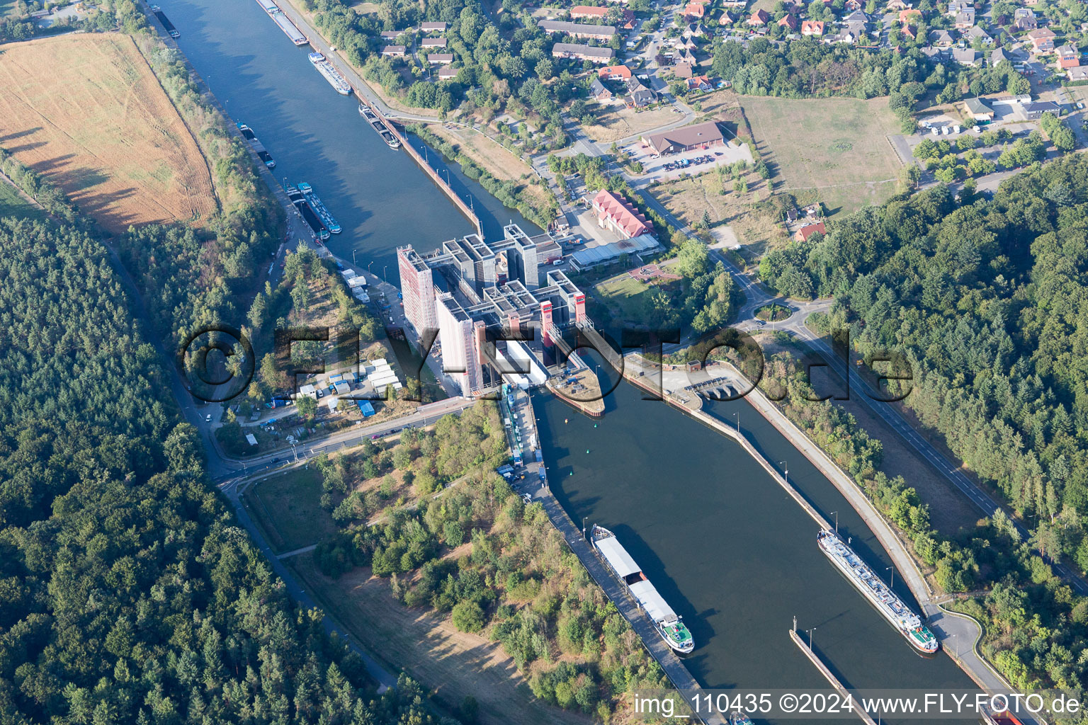 Systèmes d'ascenseurs à bateaux et d'écluses sur les rives du canal latéral à l'Elbe à Scharnebeck dans le département Basse-Saxe, Allemagne hors des airs