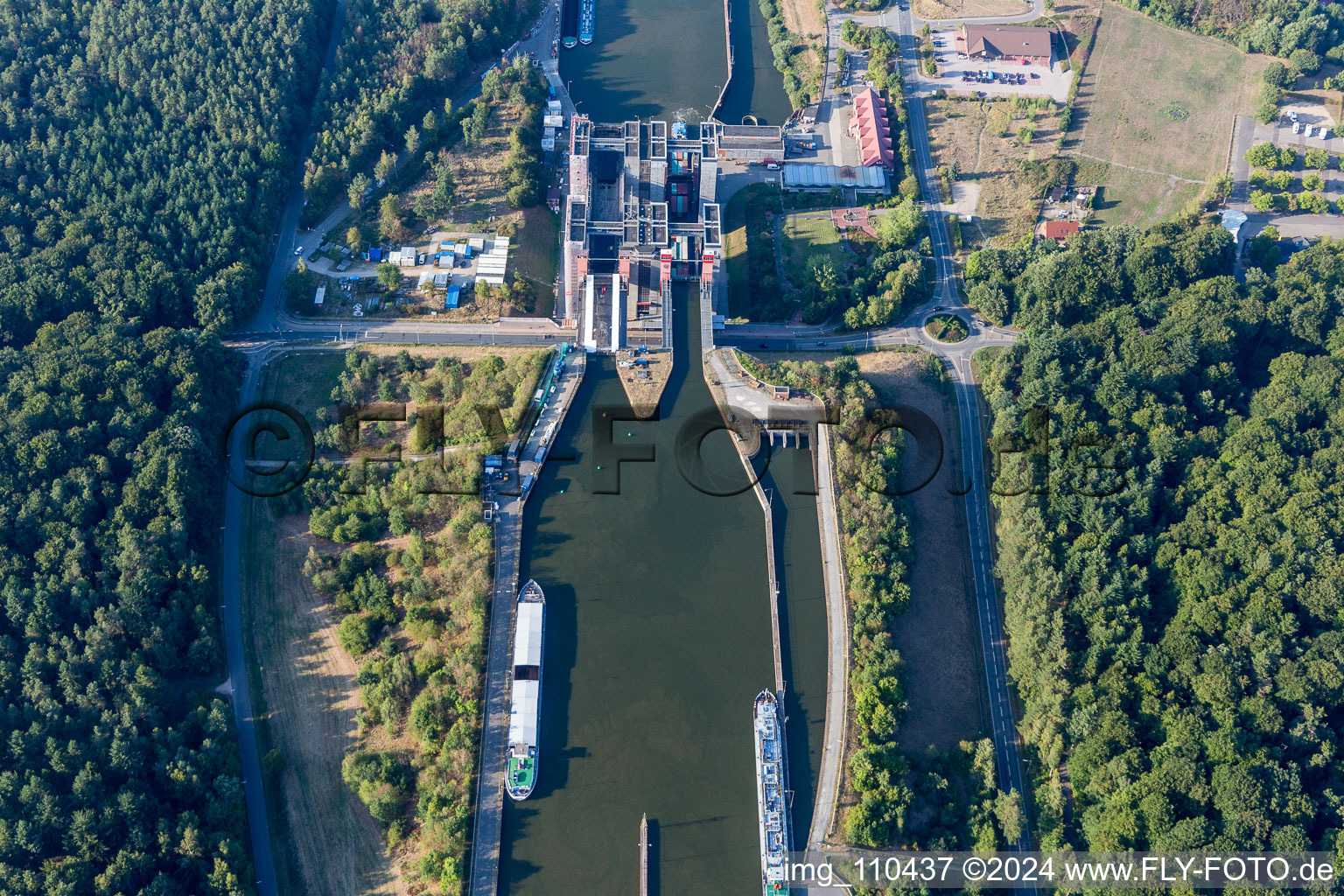 Systèmes d'ascenseurs à bateaux et d'écluses sur les rives du canal latéral à l'Elbe à Scharnebeck dans le département Basse-Saxe, Allemagne vue d'en haut