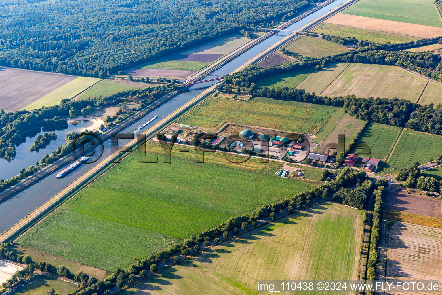 Vue aérienne de Biogas GmbH près du pont ferroviaire sur le canal latéral à l'Elbe à Scharnebeck dans le département Basse-Saxe, Allemagne