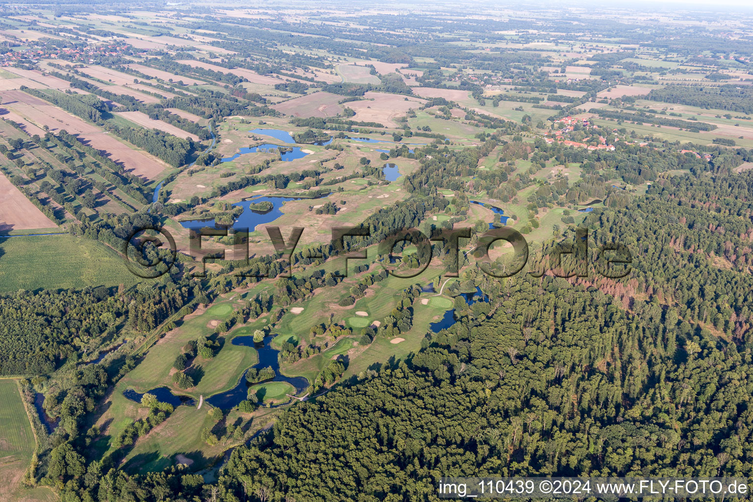 Vue aérienne de Superficie du parcours de golf complexe de golf château Lüdersburg à Lüdersburg dans le département Basse-Saxe, Allemagne